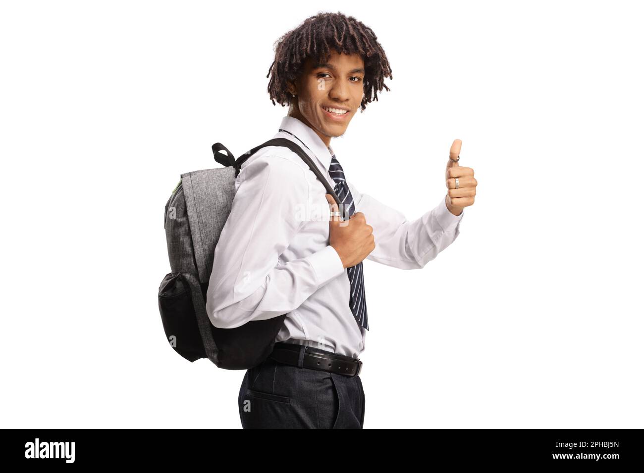 Studente afro-americano maschio che porta uno zaino e gesturing pollici in su Foto Stock