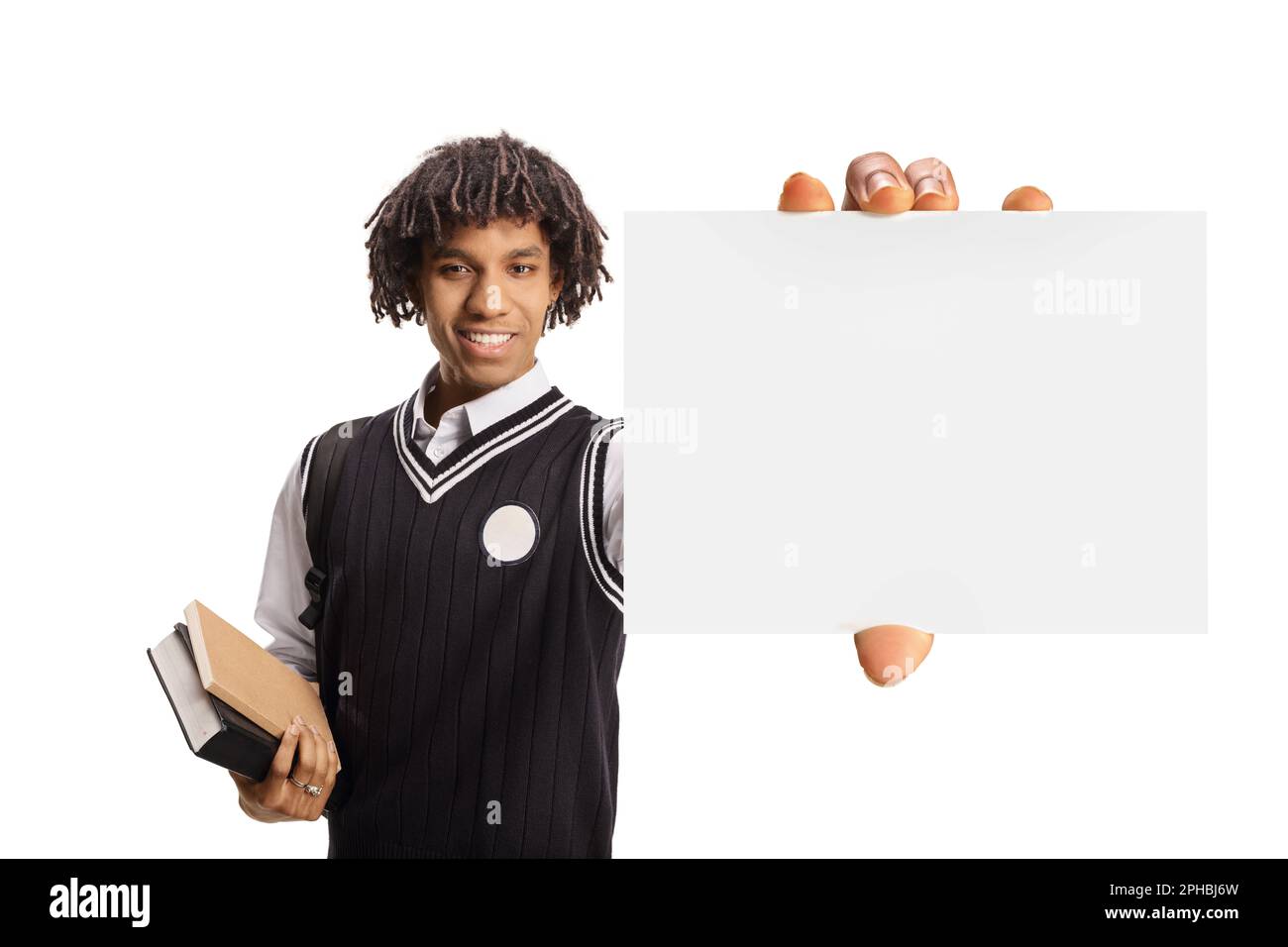 Studente maschio afro-americano in uniforme che mostra una scheda vuota isolata su sfondo bianco Foto Stock