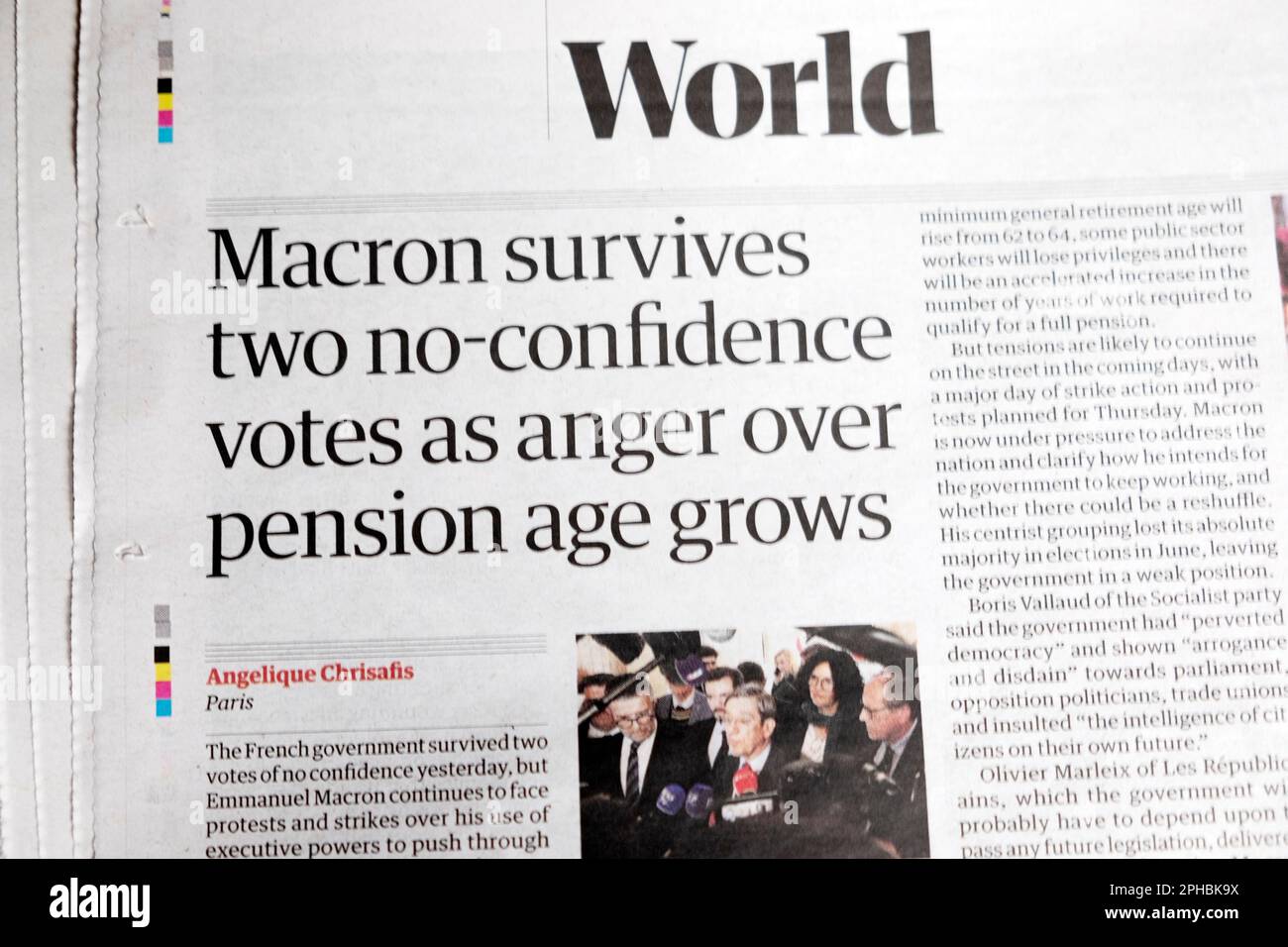 Emmanuel 'Macron sopravvive a due voti di non fiducia come la rabbia per l'età pensionabile cresce' Guardian giornale titolo Francia pensioni articolo 21 marzo 2023 Foto Stock