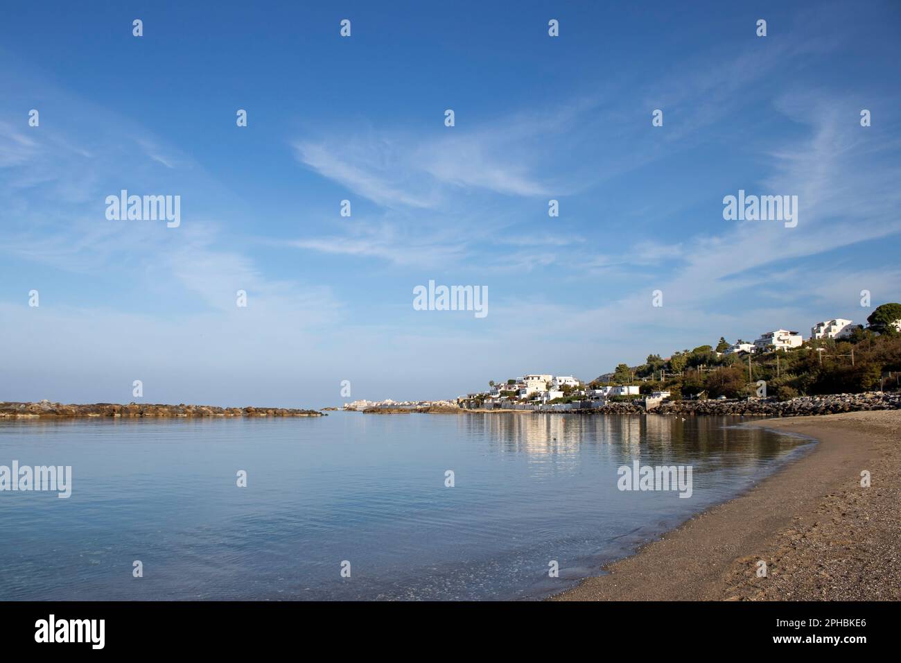 Vista rocciosa mattutina della costa del Mar Tirreno con splendida orizzonte estivo senza fine. Incredibile scena all'aperto d'Italia. Bellezza della natura concetto B Foto Stock