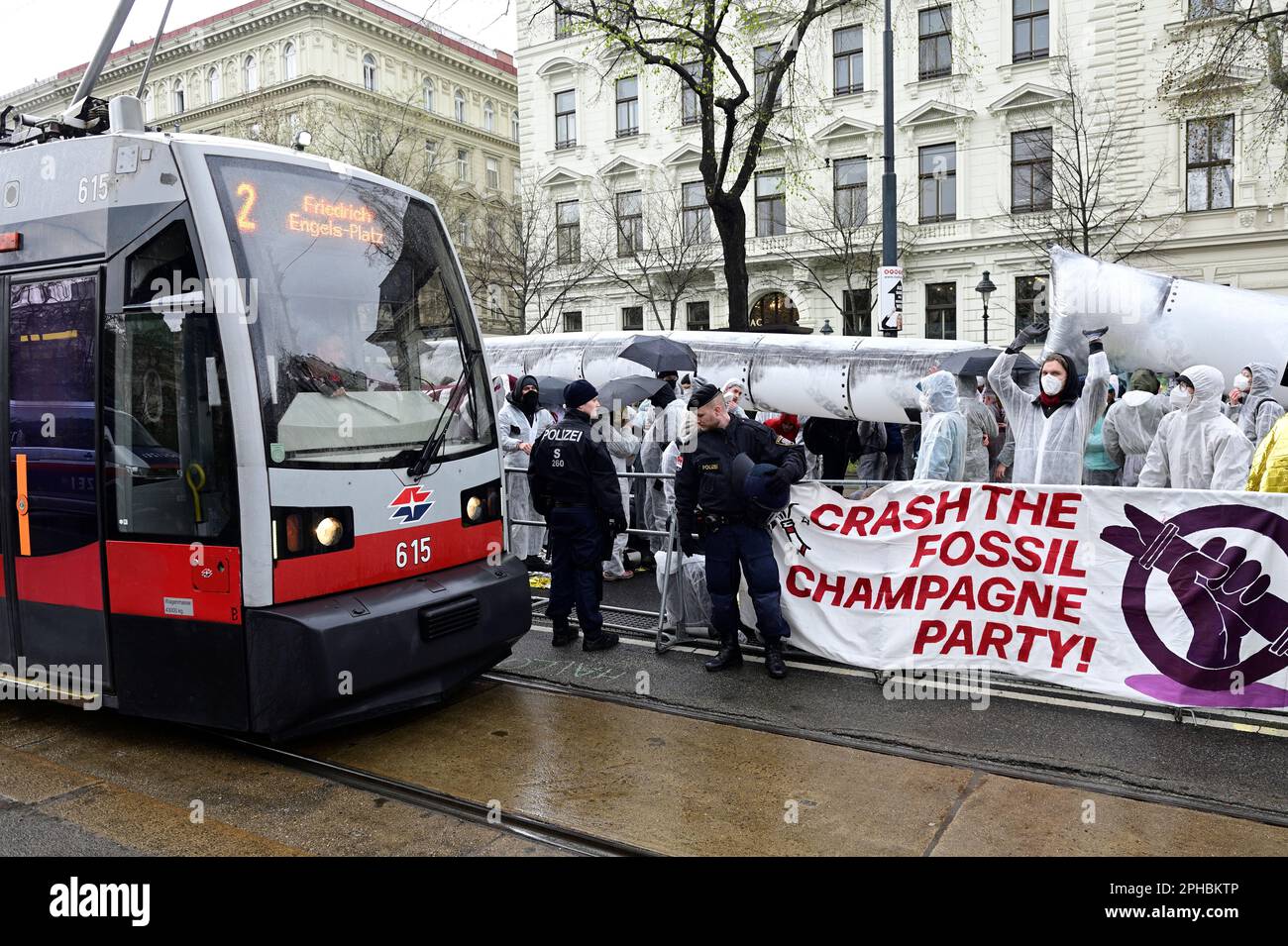 Vienna, Austria. 27th Mar, 2023. Protesta contro la Conferenza europea sul gas di Vienna Foto Stock