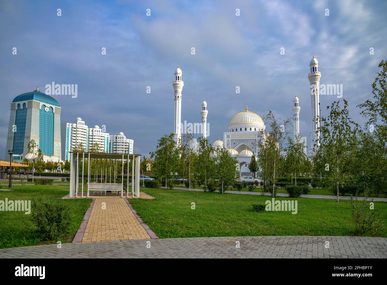 Parcheggia di fronte alla moschea in un giorno d'autunno. Shali, Repubblica cecena, Russia Foto Stock