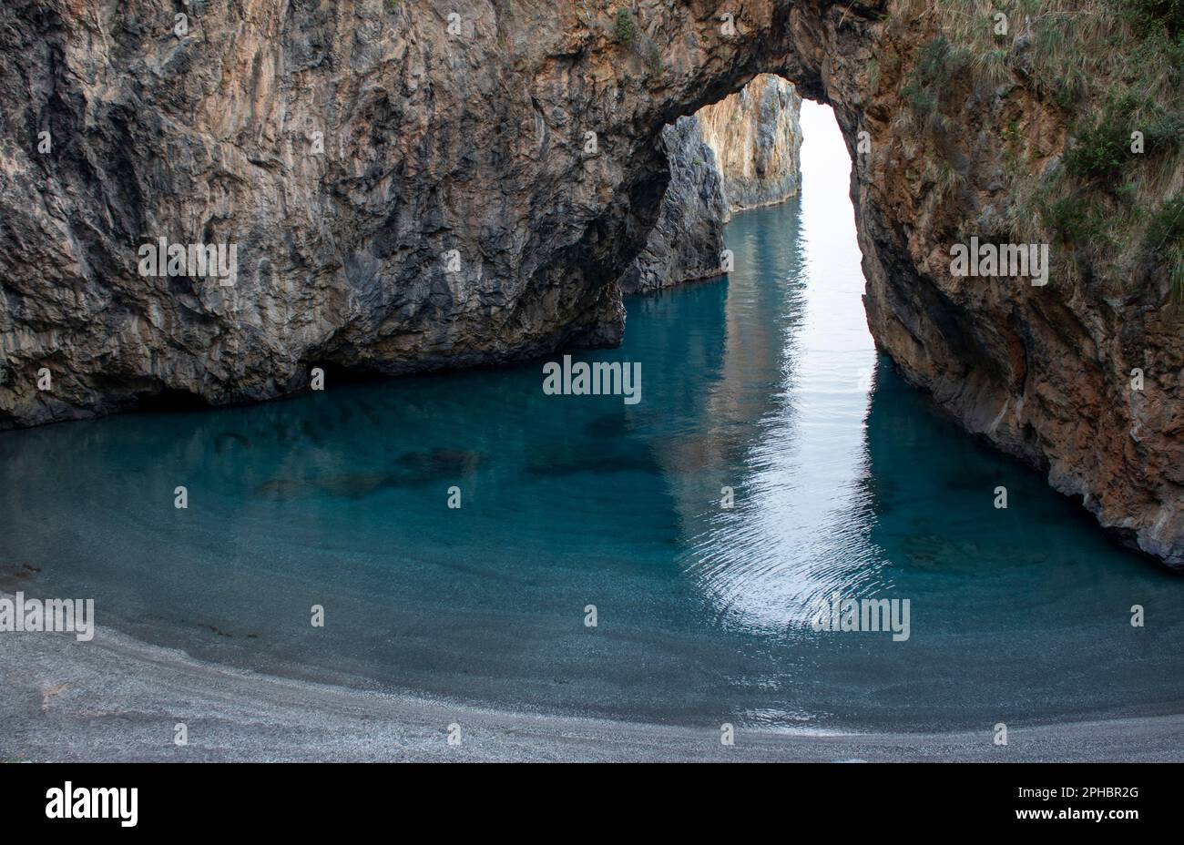 Spiaggia di Arcomagno sulla Costa dei Cedri, Mar Tirreno, Italia meridionale. Sfondo naturale. Bellezza della natura. Foto Stock