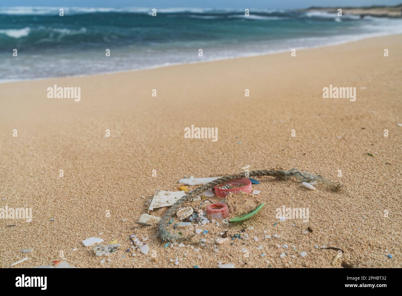 Pulizia della spiaggia di frammenti di plastica inquinamento dall'oceano. Detriti marini nelle Hawaii Foto Stock
