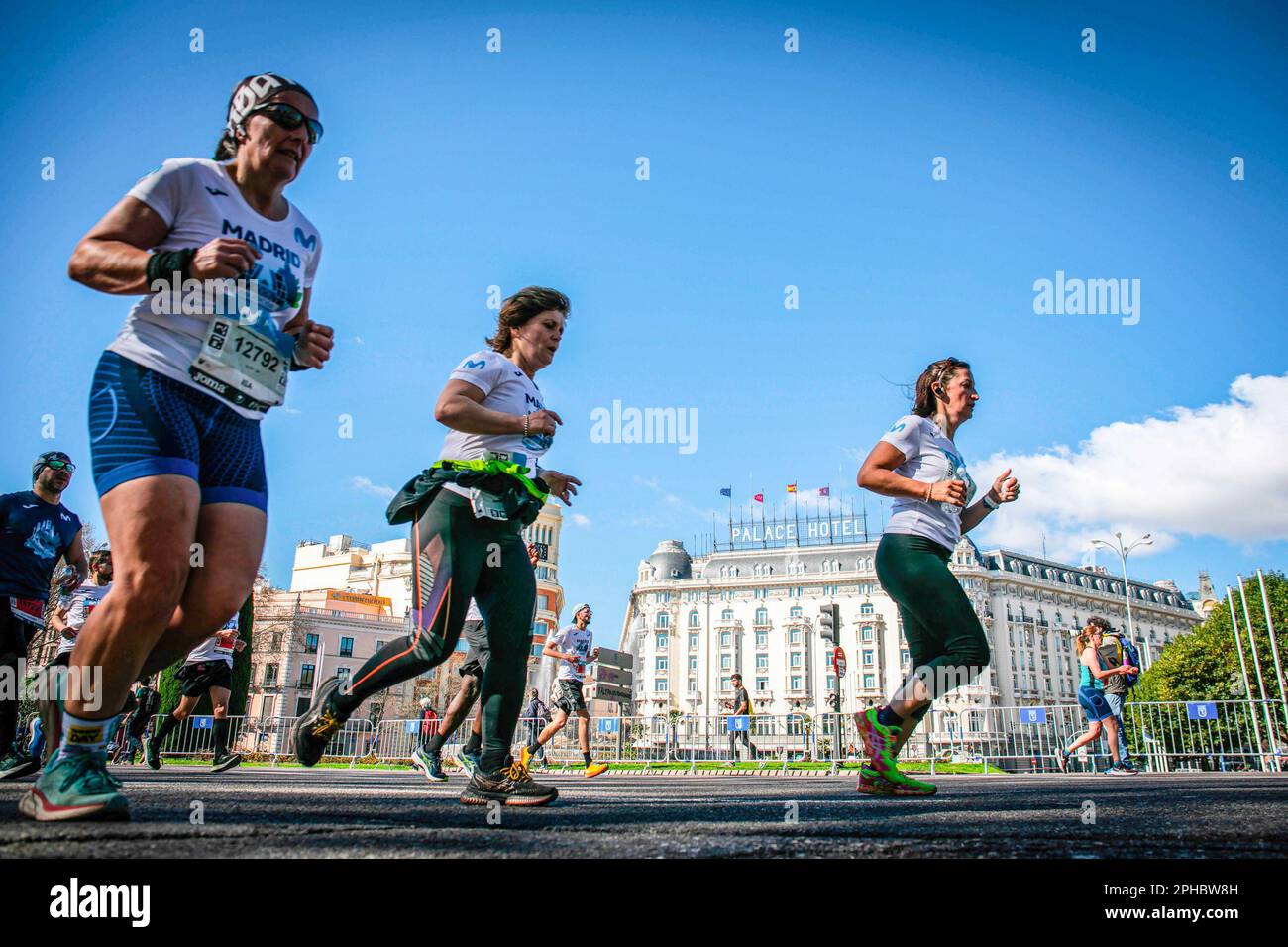 Madrid, Spagna. 26th Mar, 2023. Durante la maratona di Madrid, le maratone di Madrid attraversano la Plaza de Canovas del Castillo. Sullo sfondo si trova il tradizionale Hotel Palace di Madrid. 19.000 corridori riuniti la mattina di domenica 26 marzo nella 22nd edizione della maratona di Madrid. Hanno partecipato persone di 90 nazionalità, di cui il 23% sono donne e il 30% sono atleti provenienti da fuori della capitale spagnola. (Foto di David Canales/SOPA Images/Sipa USA) Credit: Sipa USA/Alamy Live News Foto Stock