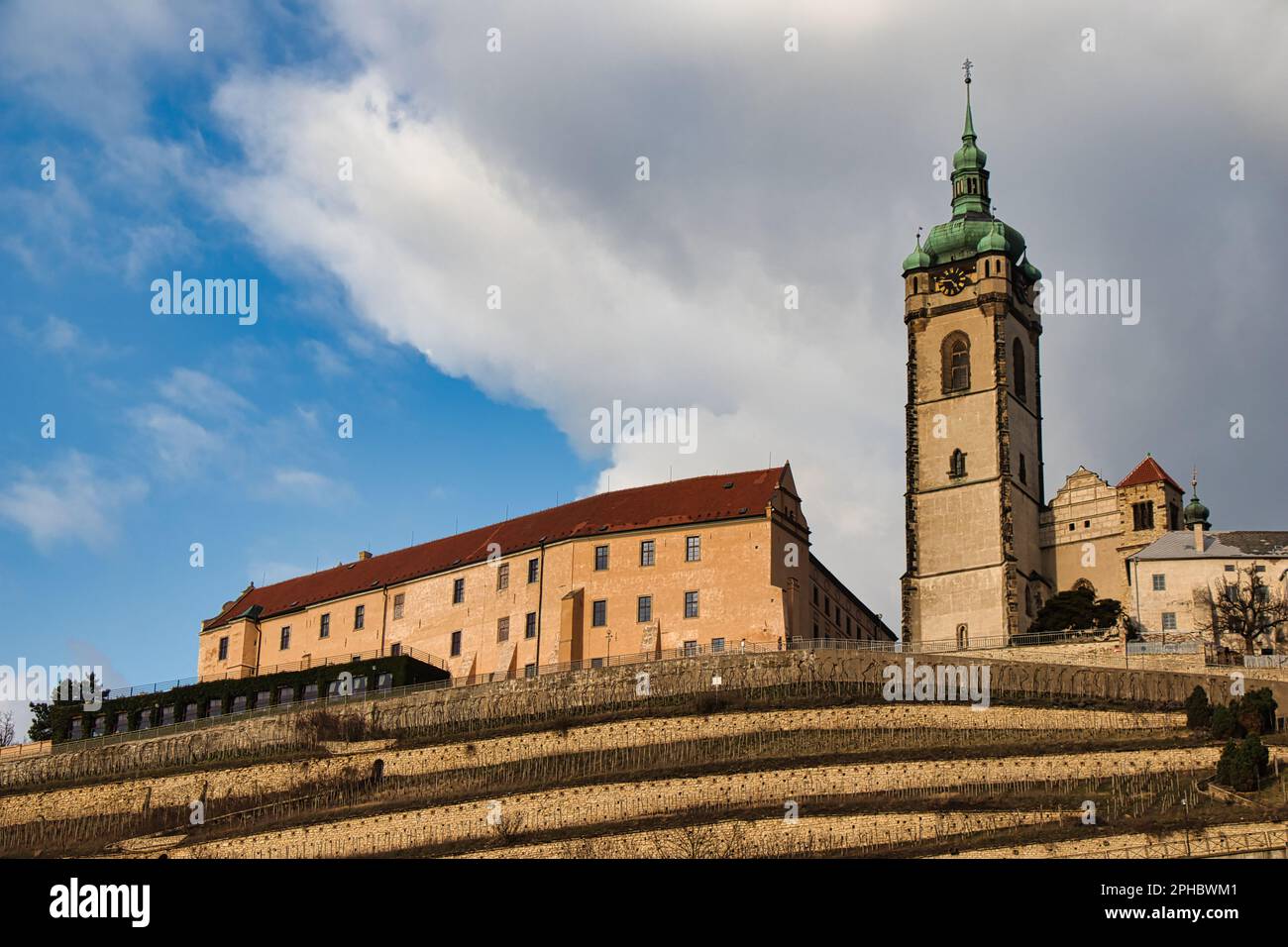 Chateau Melnik in primavera sulla collina sopra la confluenza del fiume Labe e Moldava, Repubblica Ceca. Foto Stock