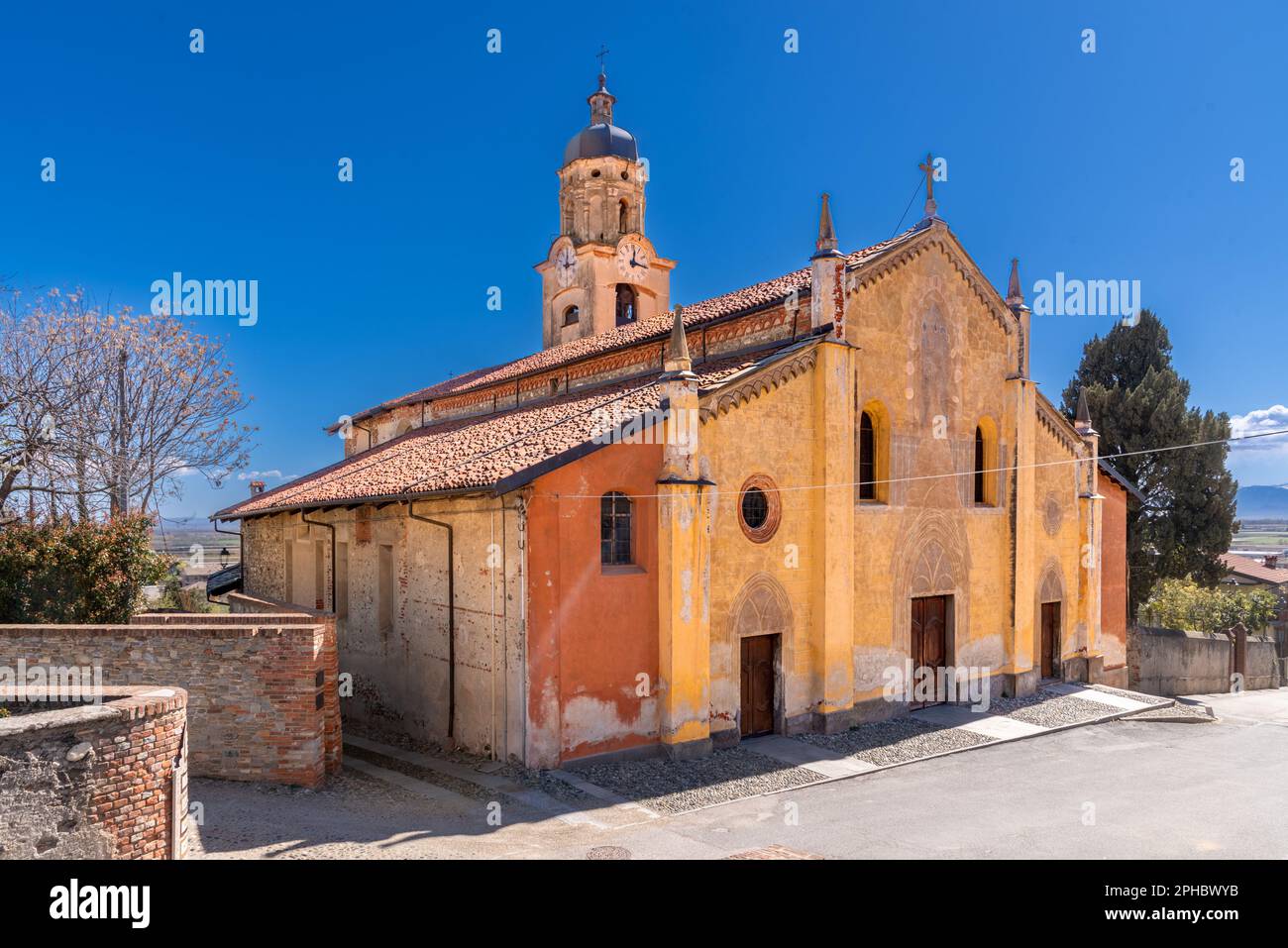 Costigliole Saluzzo, Cuneo, Italia - 27 marzo 2023: Chiesa parrocchiale di  Santa Maria Maddalena (15th sec.) In via Umberto I Foto stock - Alamy