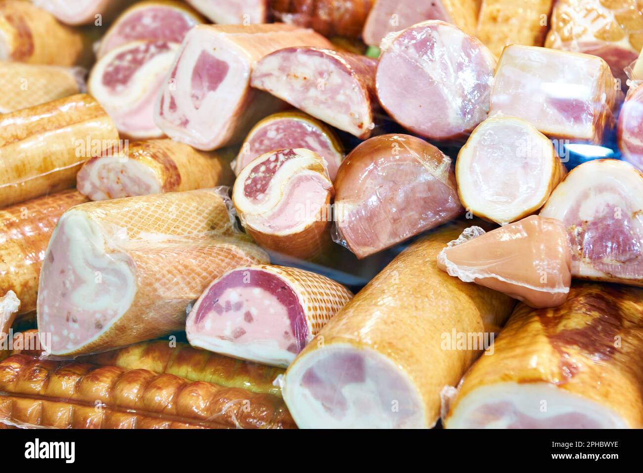 Prosciutto e salsiccia sul banco del negozio Foto Stock