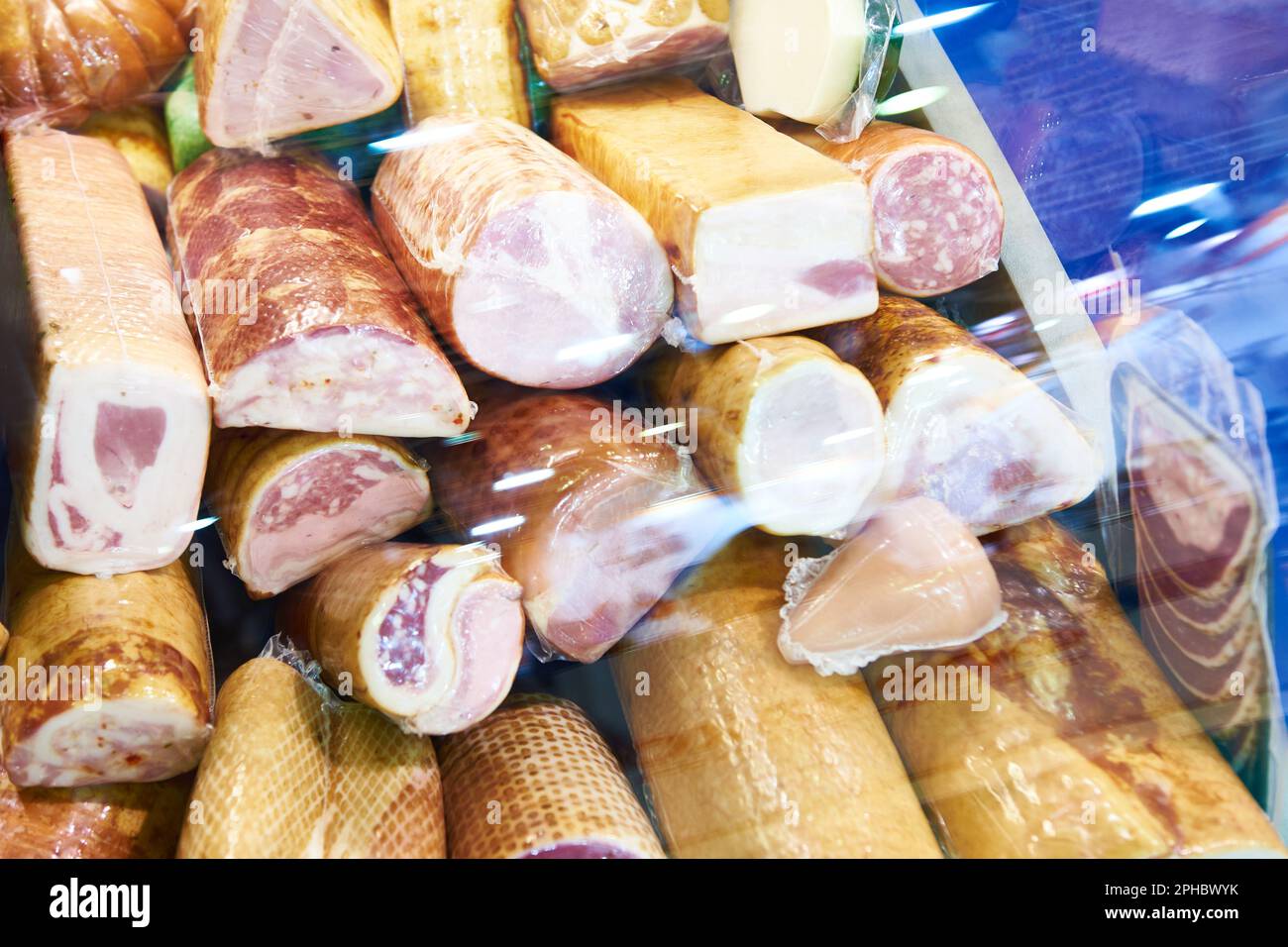 Prosciutto e salsiccia sul banco del negozio Foto Stock