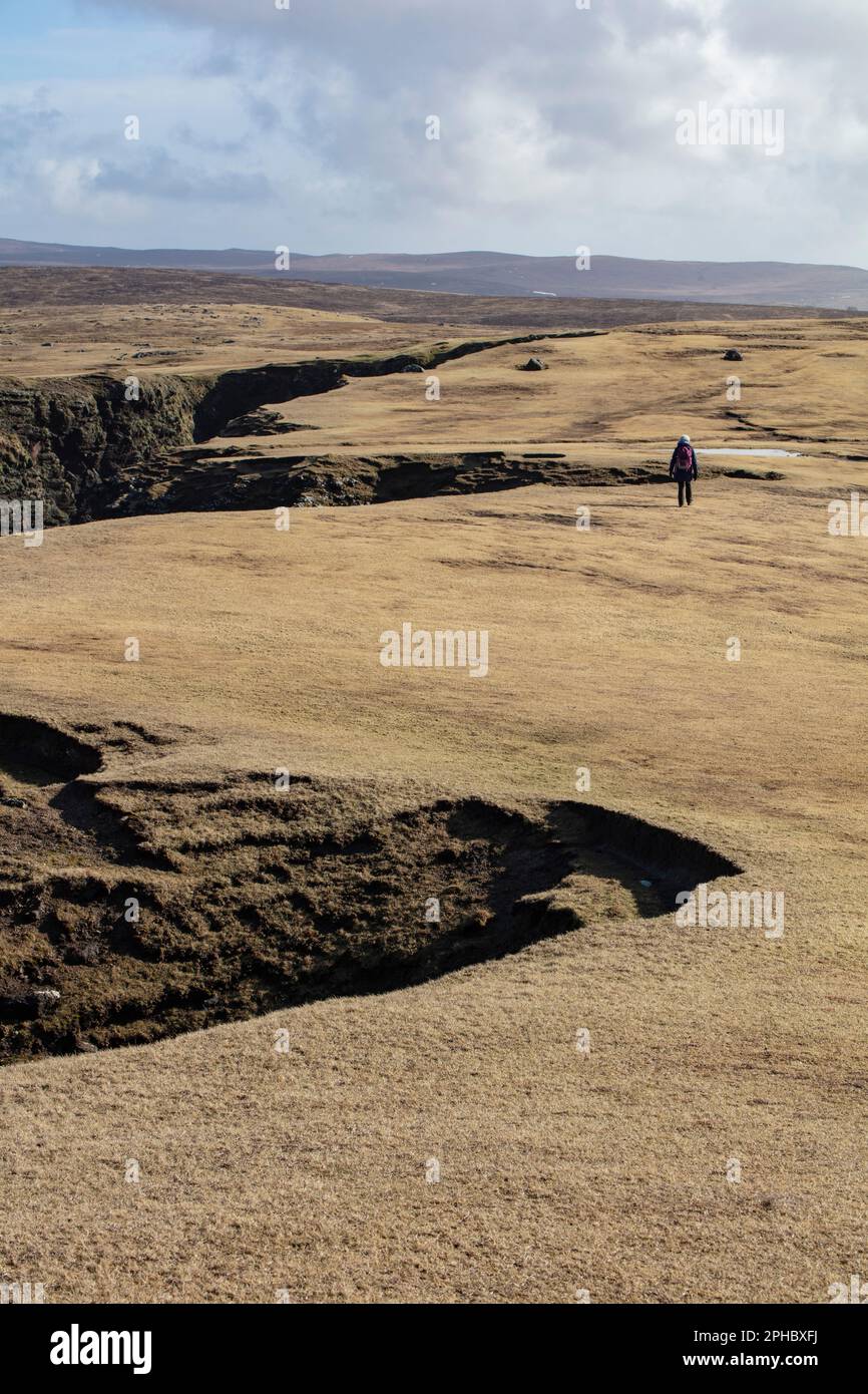 Un'escursione a Grind o da Navir - la porta d'ingresso all'oceano, tranne il mare ha aperto la porta a formare un grande anfiteatro tagliato a onde e una spiaggia di tempesta. Foto Stock