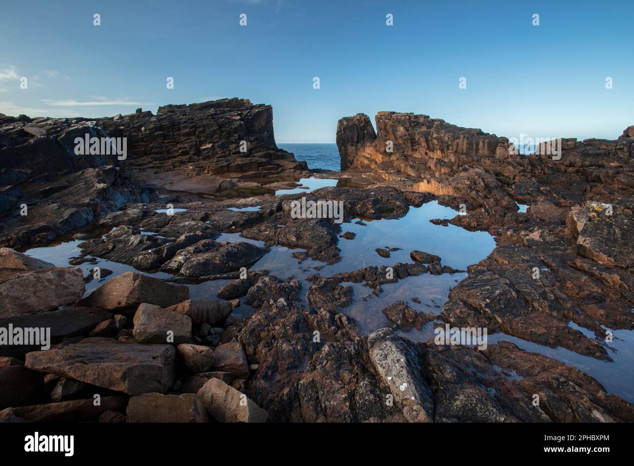 Un'escursione a Grind o da Navir - la porta d'ingresso all'oceano, tranne il mare ha aperto la porta a formare un grande anfiteatro tagliato a onde e una spiaggia di tempesta. Foto Stock