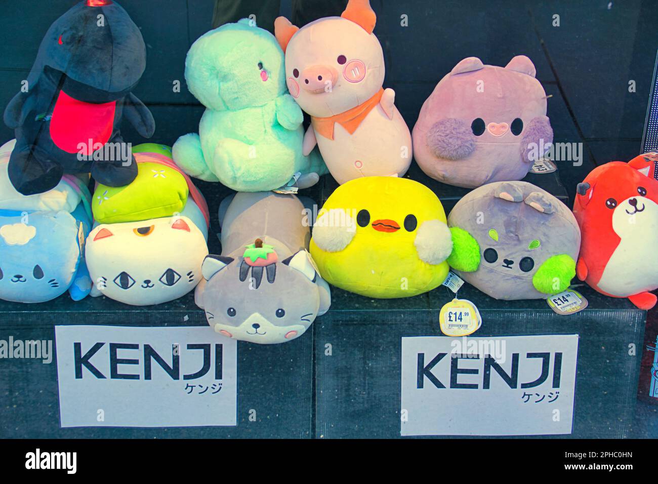 kenji plushies giocattoli nella vetrina del negozio con segno giapponese Foto Stock