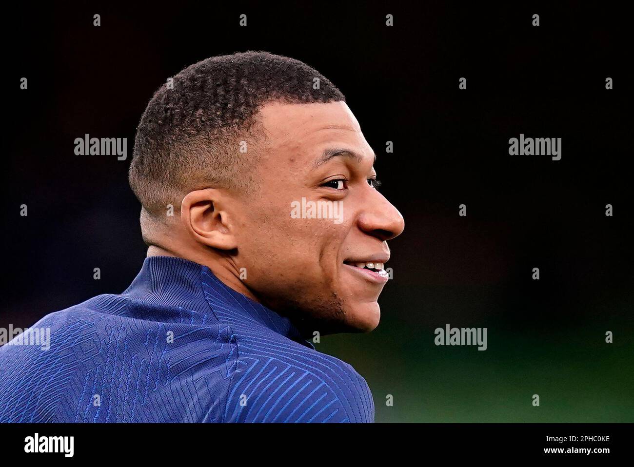 Il francese Kylian Mbappe si scalda prima della partita di qualificazione UEFA euro 2024 Group B allo stadio Aviva di Dublino, Irlanda. Data immagine: Lunedì 27 marzo 2023. Foto Stock