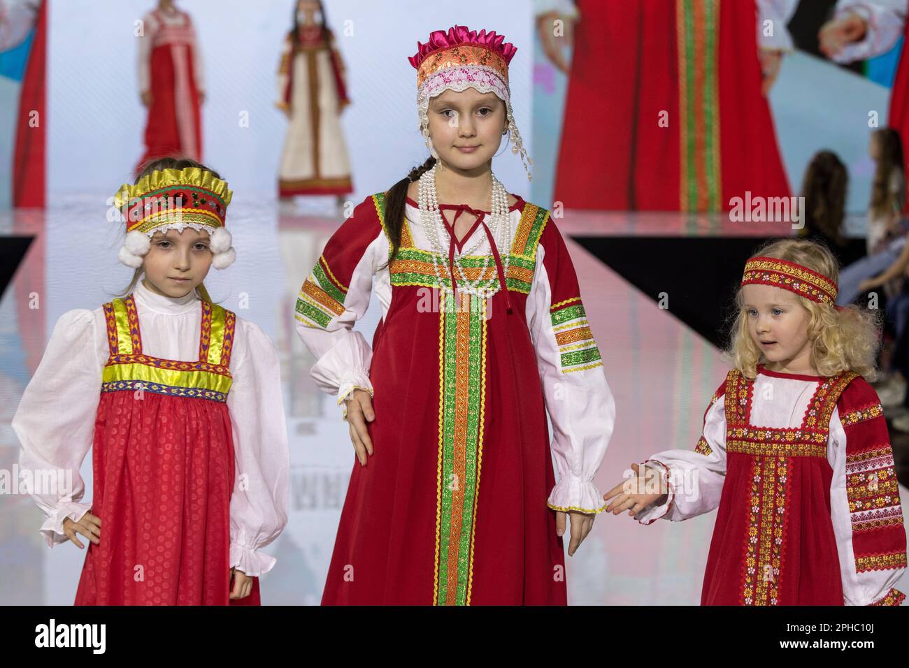 Mosca, Russia. 26th marzo 2023. I modelli presentano i tradizionali costumi nazionali russi su una pista come parte della mostra 'bordi del mondo' al festival di moda per bambini della settimana della moda per bambini al negozio centrale per bambini di Lubyanka a Mosca, Russia Foto Stock