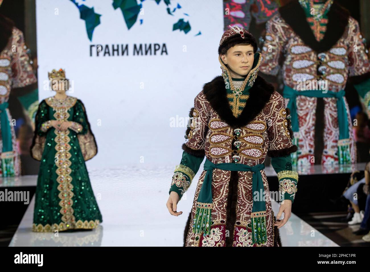 Mosca, Russia. 26th marzo 2023. I modelli presentano i tradizionali costumi nazionali russi su una pista come parte della mostra 'bordi del mondo' al festival di moda per bambini della settimana della moda per bambini al negozio centrale per bambini di Lubyanka a Mosca, Russia Foto Stock