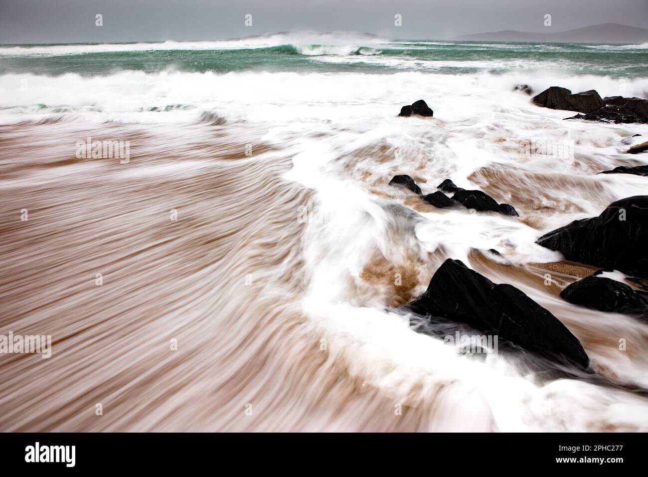 Onda che si abbassa la spiaggia Foto Stock