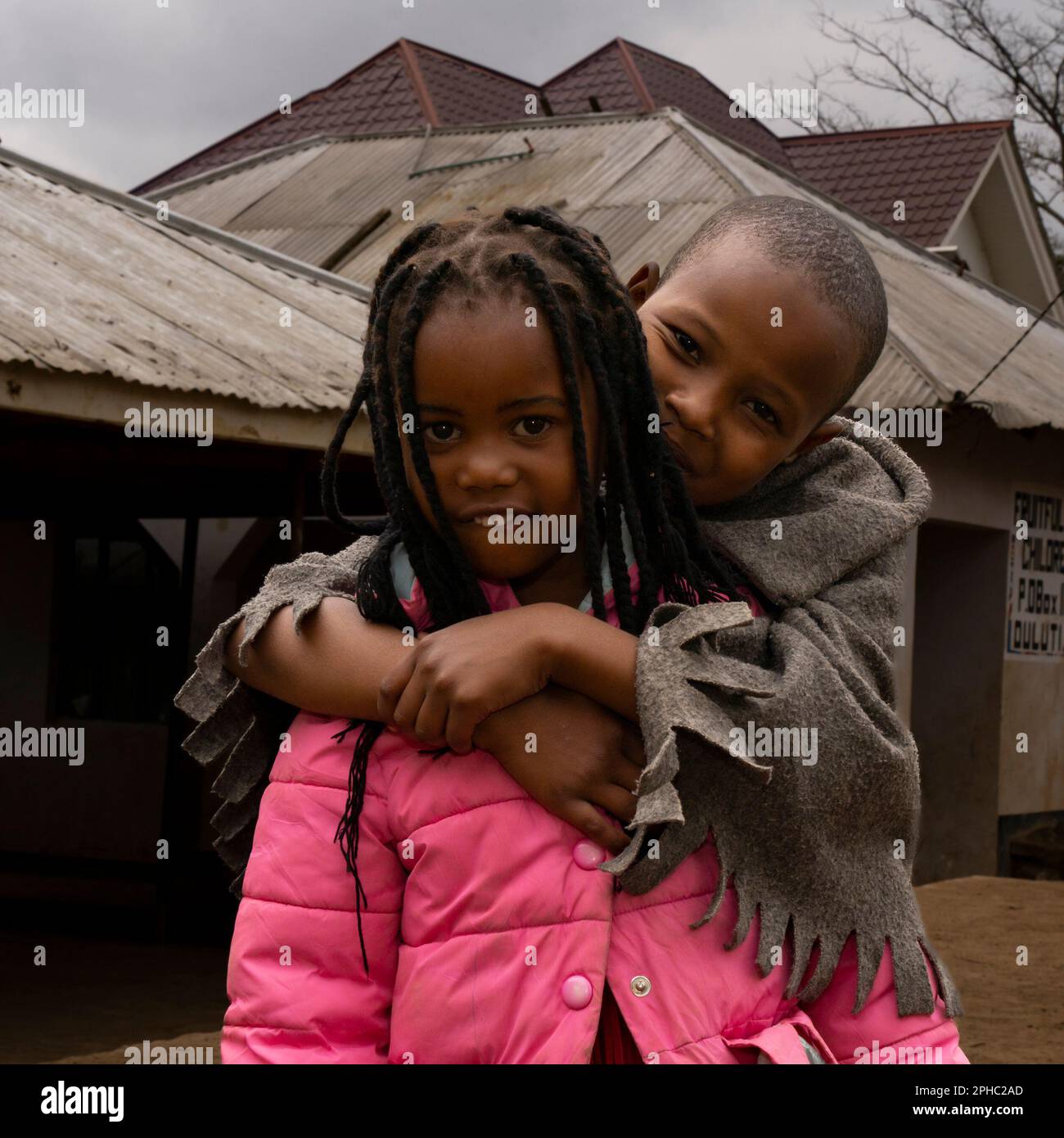 Arusha, Tanzania - 17th ottobre 2022: Due bambini nella feconda Orfanotrofio, in posa per la macchina fotografica. Foto Stock