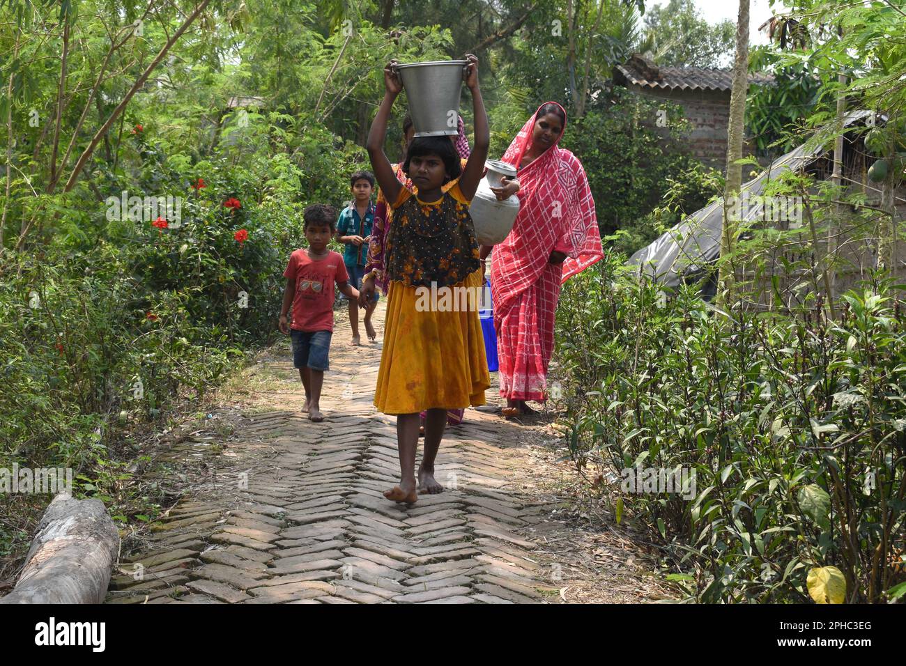 Kolkata, Bengala Occidentale, India. 27th Mar, 2023. Nel vulnerabile villaggio isolano di Iswaripur, Kakdwip, Sundarban, South 24 Parganas, a 86,7 km da Kolkata; Jaydeep Mukherjee, fondatore di un ente non governativo e non redditizio 'MEGHDUTAM FOUNDATION' ha preso iniziative con l'installazione di 'SAFE DRINKING WATER PROJECT' con l'aiuto di N & R Karnani Trust. Questo fornisce acqua potabile sicura a più di 8000 abitanti del villaggio da 1350 piedi che attraversano 7 strati di grande fonte di bene e l'installazione di una pompa sommergibile per sollevare l'acqua ad un'altezza di 30 piedi carro armato e impedire loro di scarsezza o Foto Stock