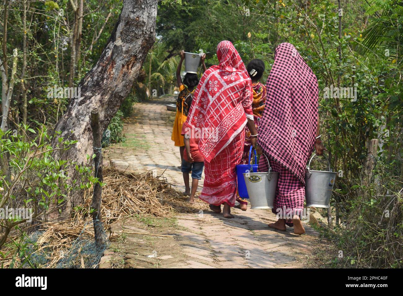 Kolkata, Bengala Occidentale, India. 27th Mar, 2023. Nel vulnerabile villaggio isolano di Iswaripur, Kakdwip, Sundarban, South 24 Parganas, a 86,7 km da Kolkata; Jaydeep Mukherjee, fondatore di un ente non governativo e non redditizio 'MEGHDUTAM FOUNDATION' ha preso iniziative con l'installazione di 'SAFE DRINKING WATER PROJECT' con l'aiuto di N & R Karnani Trust. Questo fornisce acqua potabile sicura a più di 8000 abitanti del villaggio da 1350 piedi che attraversano 7 strati di grande fonte di bene e l'installazione di una pompa sommergibile per sollevare l'acqua ad un'altezza di 30 piedi carro armato e impedire loro di scarsezza o Foto Stock