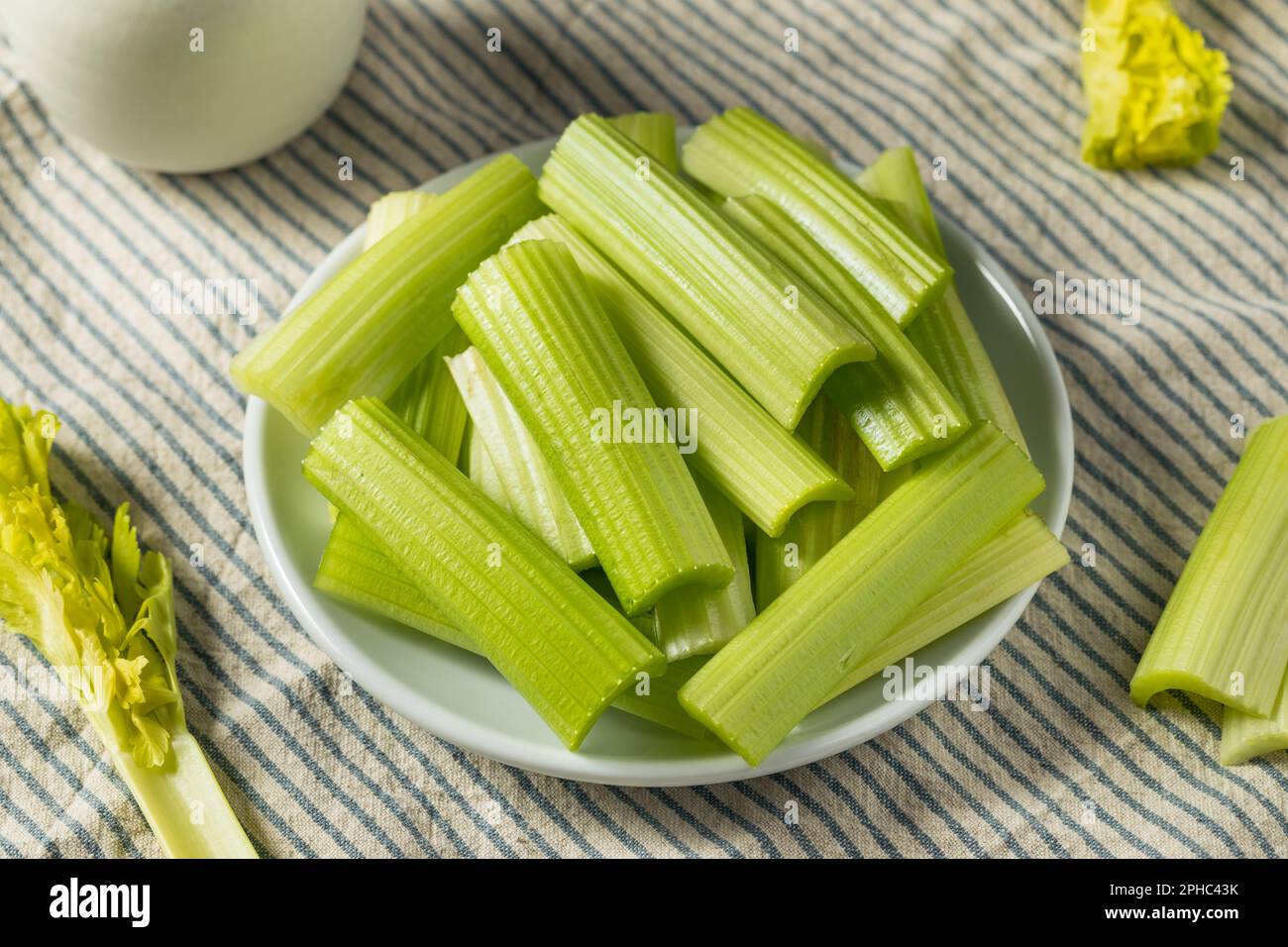 Bastoncini di sedano crudo verde biologico da mangiare per uno spuntino  Foto stock - Alamy