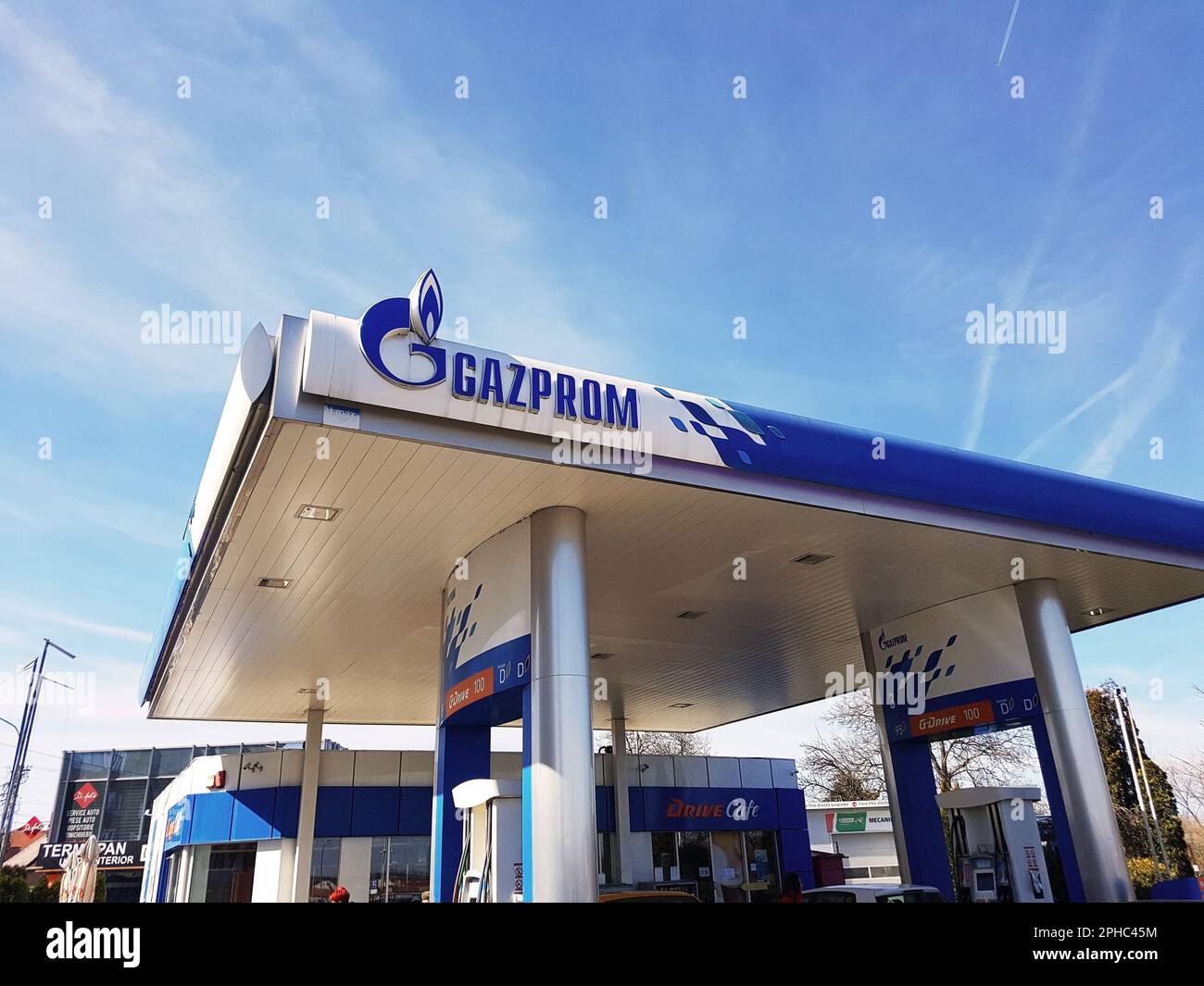 Sibiu, Romania - Marzo, 19 2023: Stazione di servizio Gazprom a Sibiu, Romania. Gazprom è una multinazionale dell'energia di proprietà statale russa Foto Stock