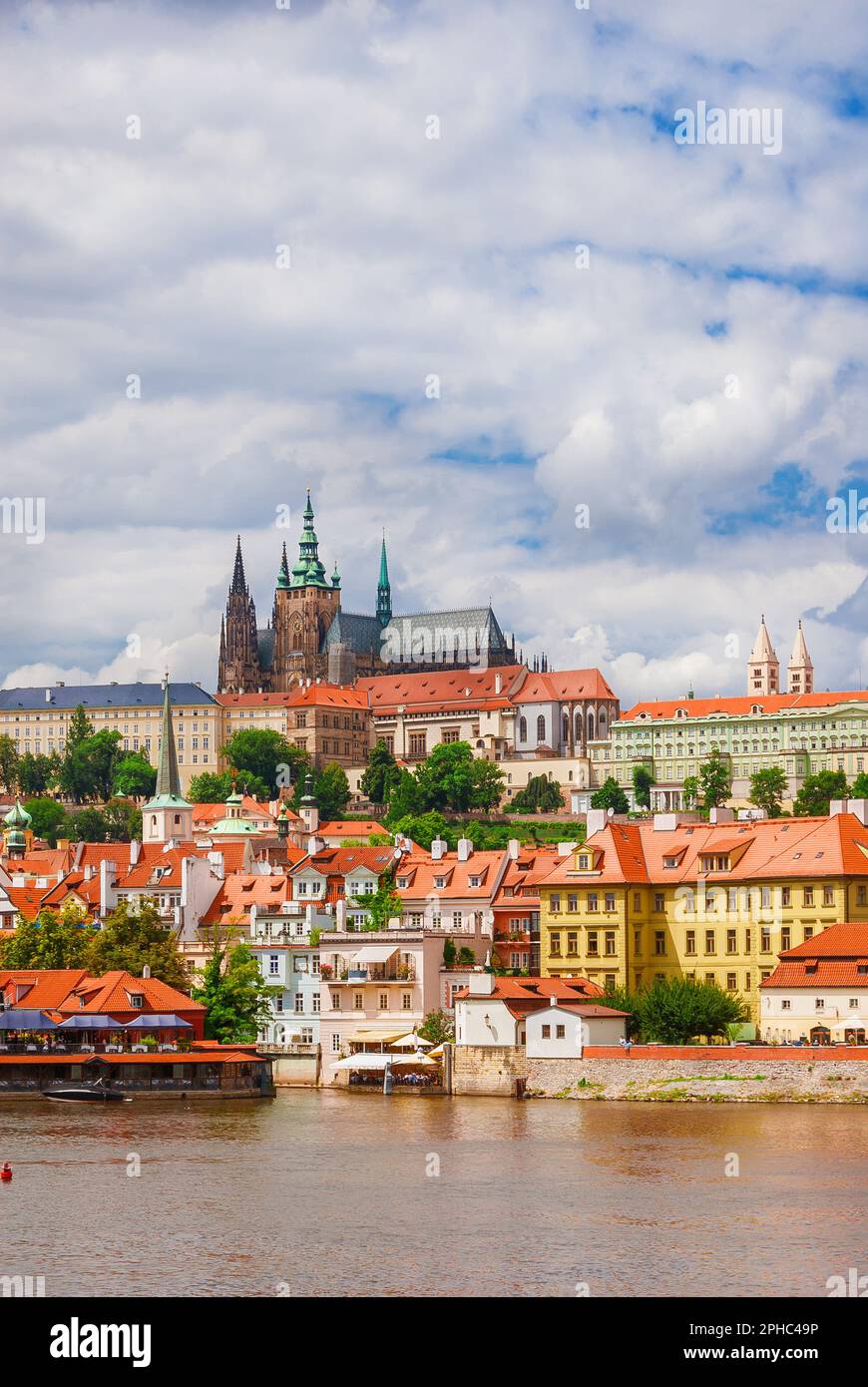 Vista del centro storico di Praga, il quartiere vecchio di Mala Strana con la chiesa gotica di San La Cattedrale di Vito in cima Foto Stock