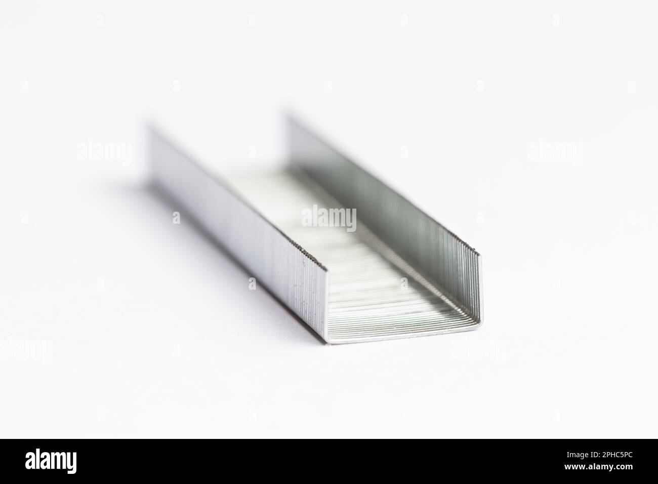 Primo piano di un bar di graffette metalliche per ufficio Foto Stock