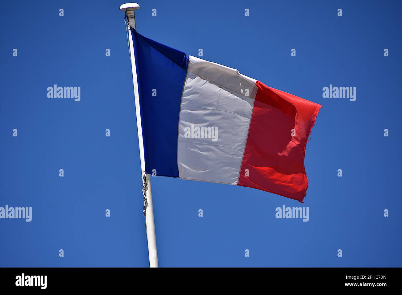 Marsiglia, Francia. 16th Mar, 2023. Una bandiera francese è visto volare in cima al tribunale. Credit: SOPA Images Limited/Alamy Live News Foto Stock