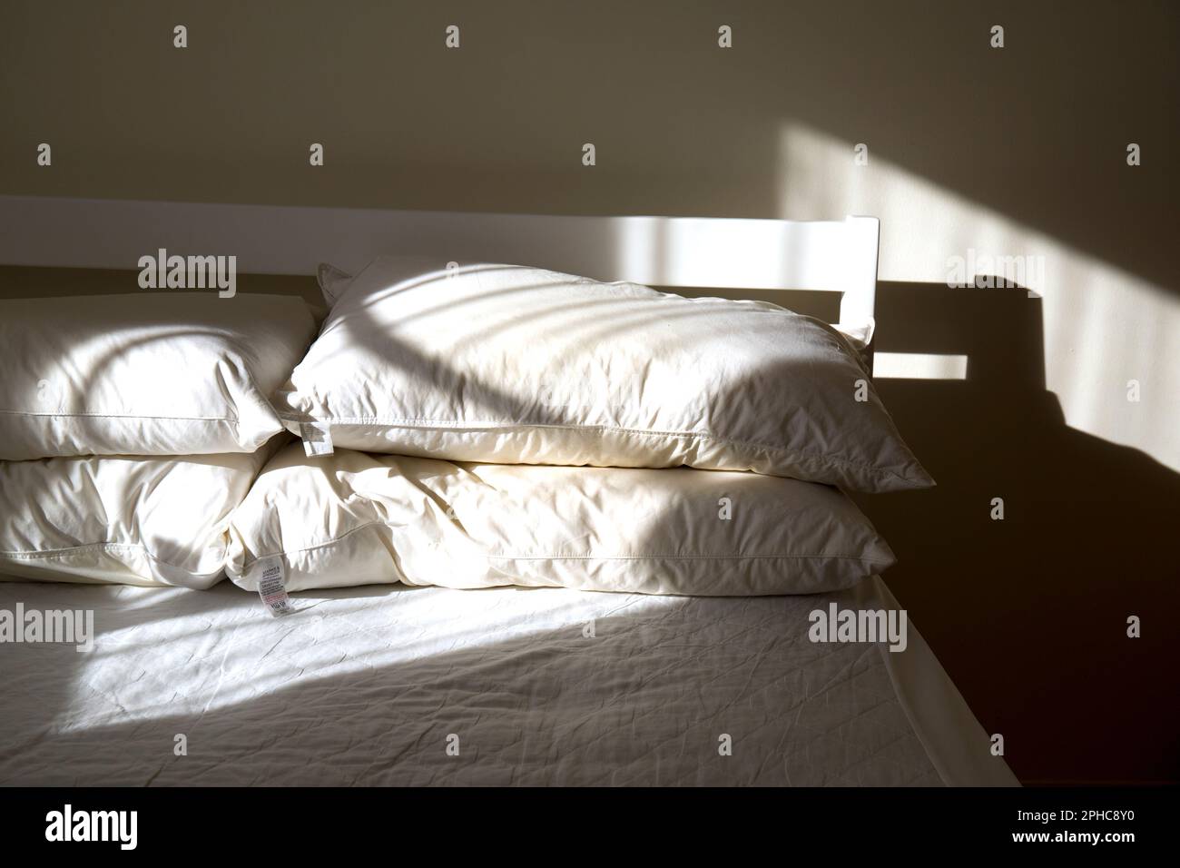 Letto non fatto illuminato dal sole del mattino Foto Stock