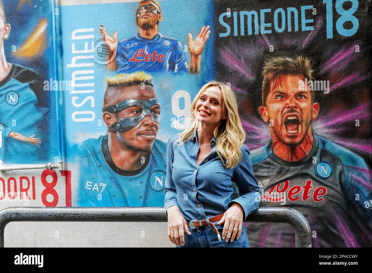 L'attrice Serena Autieri posa davanti ad alcuni piccoli murales creati dall'artista Juan Pablo Gimenez e dedicati ai giocatori Giacomo Raspadori, Victor OSI Foto Stock