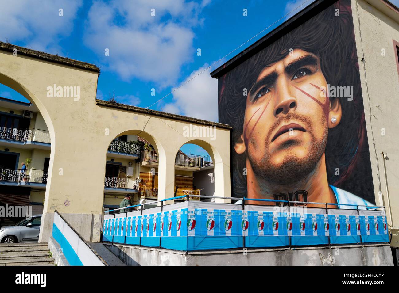 Un murale raffigurante Diego Armando Maradona dipinto dall'artista Agoch Jorit nel 2017 è visto a quarto un comune italiano nella città metropolitana di N. Foto Stock
