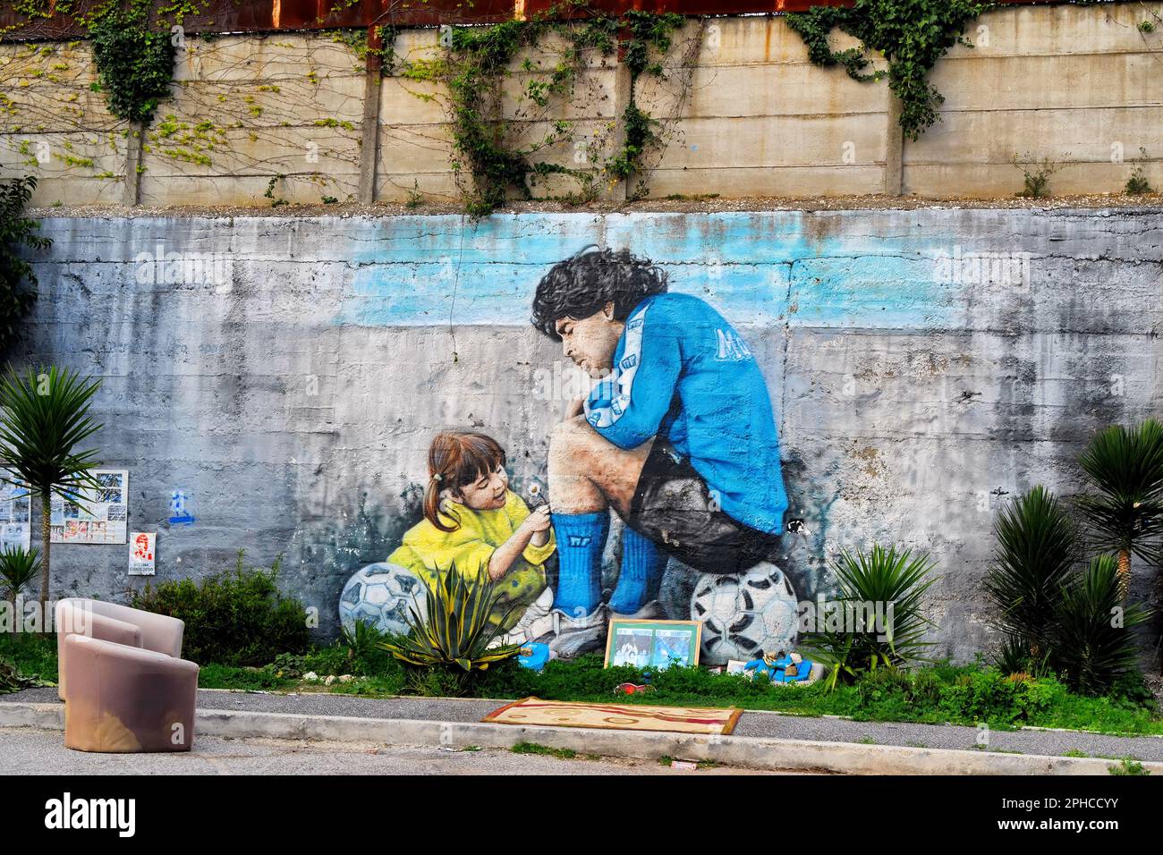 Un murale raffigurante Diego Armando Maradona ed è figlia Dalma è visto al di fuori dell'ex complesso sportivo SSC Napoli a Soccavo, un quartiere di Napoli (Italia) Foto Stock