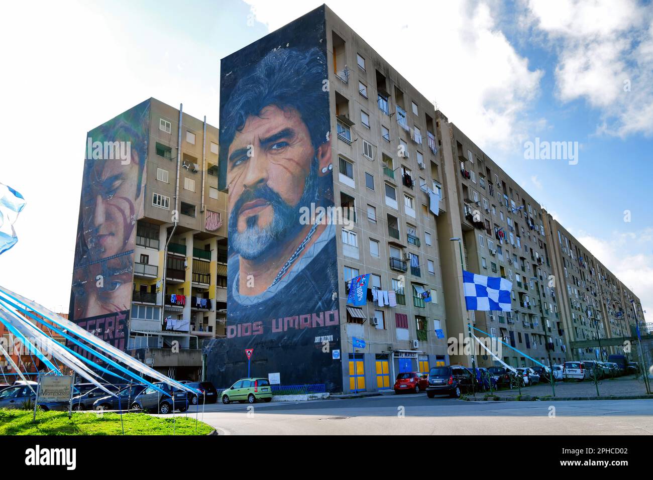 Un murale raffigurante Diego Armando Maradona accanto ad un altro raffigurante Niccolò, un ragazzo autistico, dell'artista Agoch Jorit Foto Stock