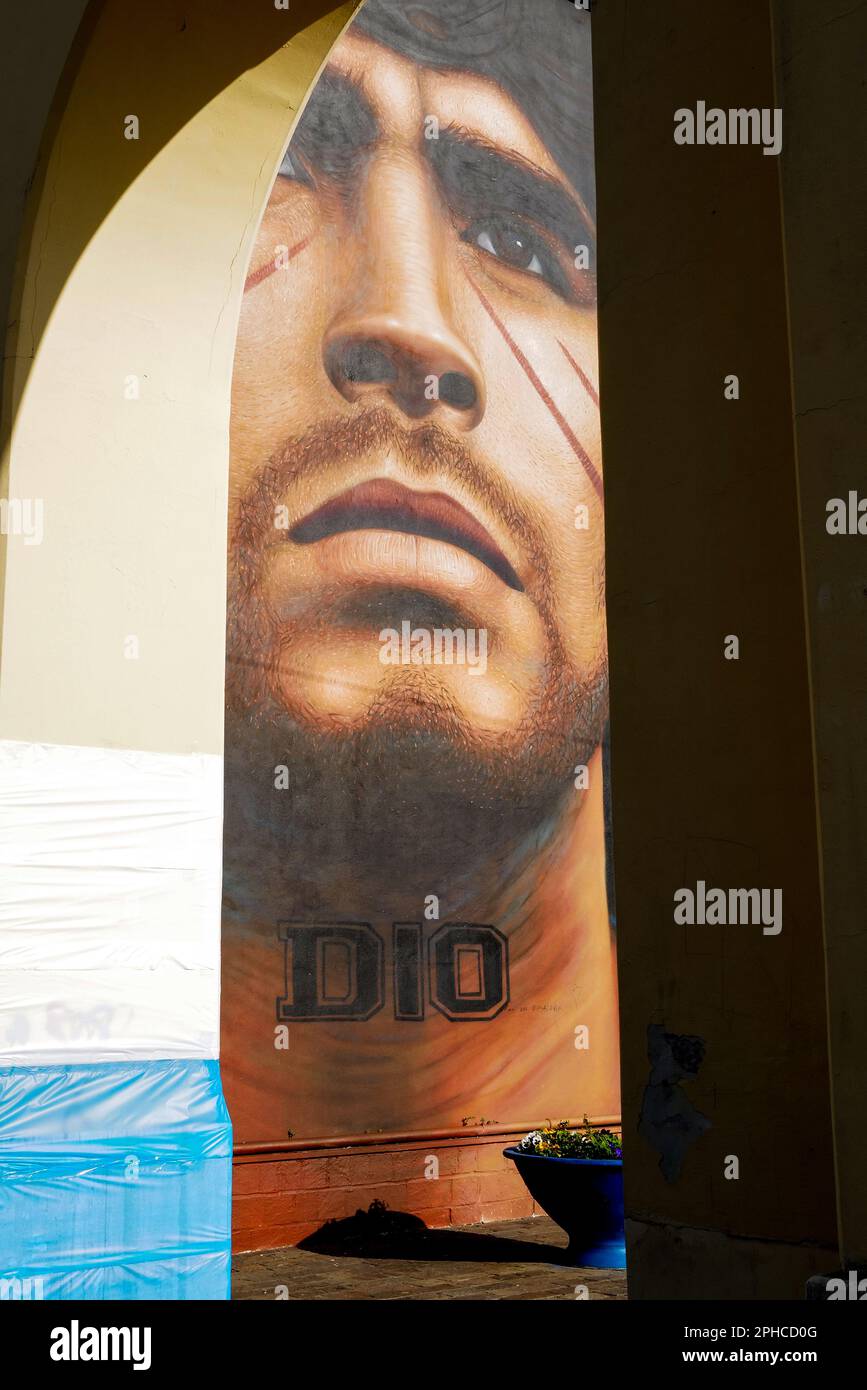 Un murale raffigurante Diego Armando Maradona dipinto dall'artista Agoch Jorit nel 2017 è visto a quarto un comune italiano nella città metropolitana di N. Foto Stock