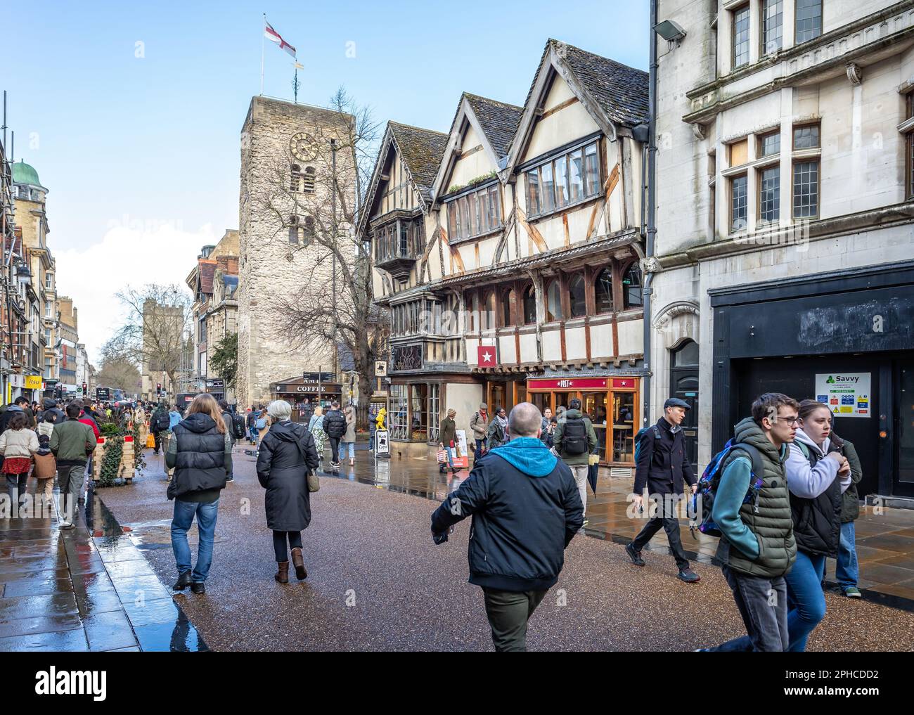 La torre sassone e l'edificio medievale incorniciato in legno in Cornmarket Street, Oxford, Oxfordshire, Regno Unito il 25 marzo 2023 Foto Stock