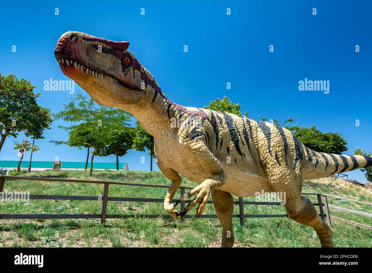 Morella, Spagna - 09 agosto 2022 : la mostra di dinosauri a Morella presenta modelli a grandezza naturale e fossili di creature preistoriche, offrendo un fascino particolare Foto Stock