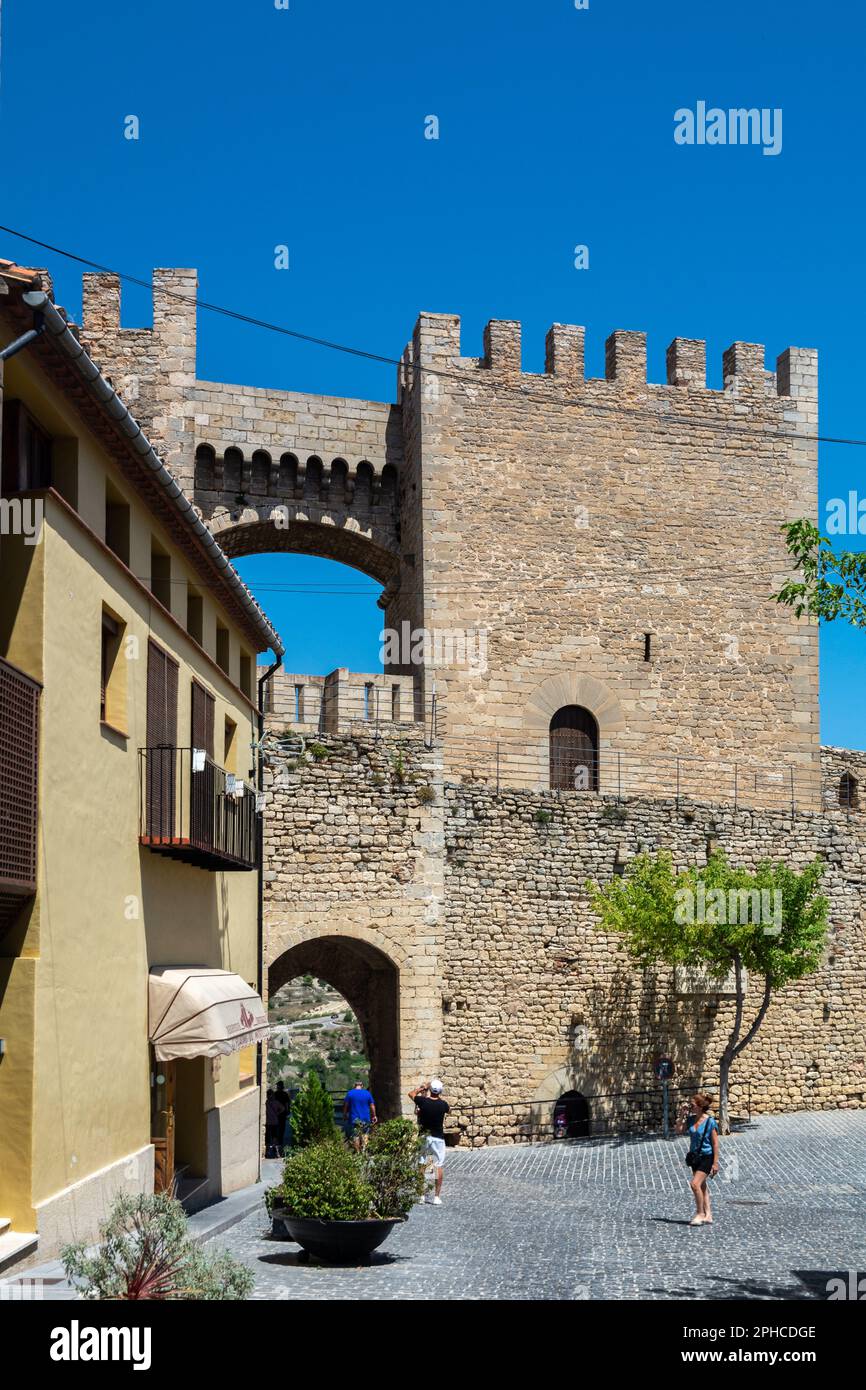 Morella, Spagna - 09 agosto 2022 : le mura medievali di Morella sono un esempio sbalorditivo di architettura fortificata in Spagna, con una ricca storia, c Foto Stock