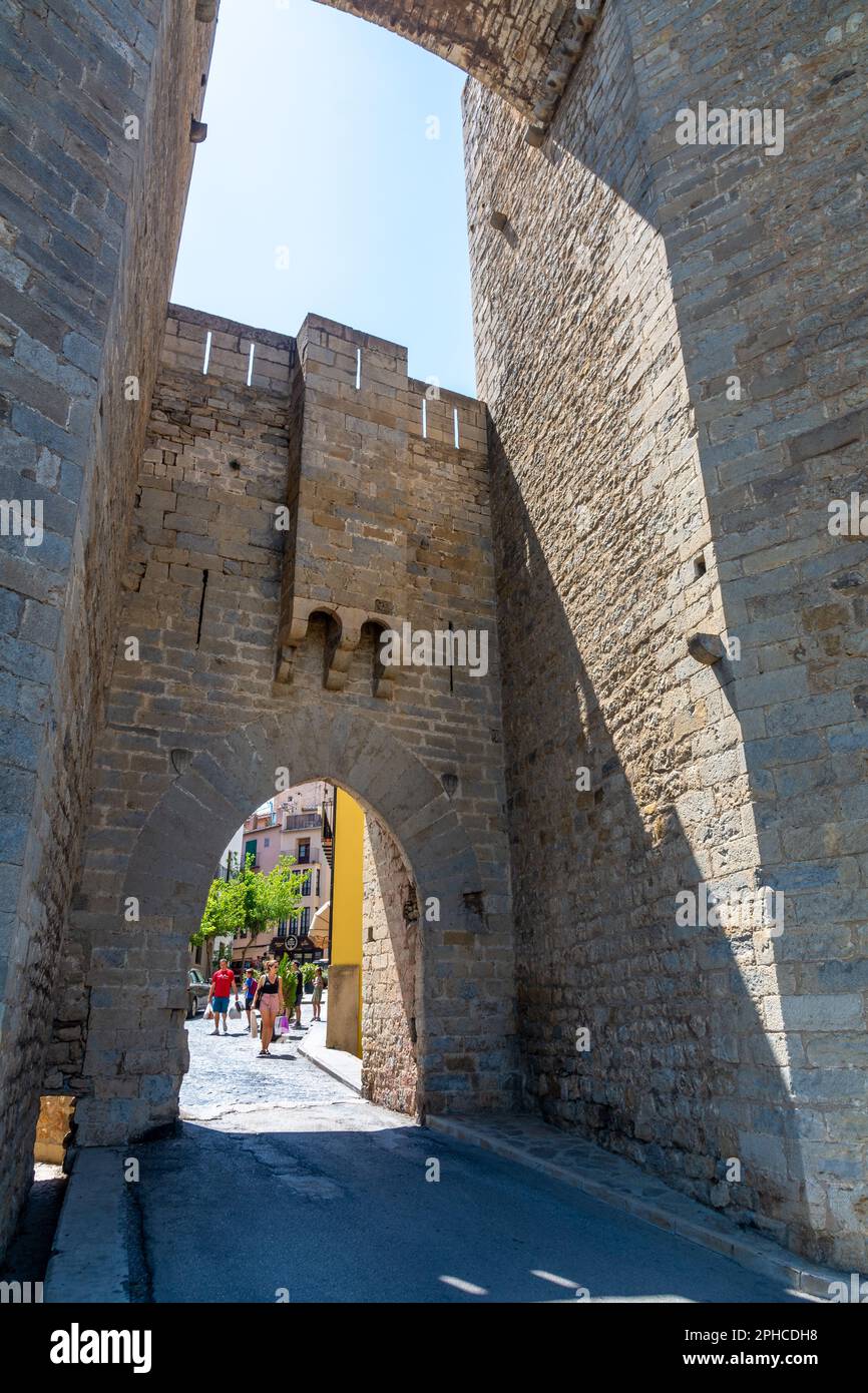 Morella, Spagna - 09 agosto 2022 : le mura medievali di Morella sono un esempio sbalorditivo di architettura fortificata in Spagna, con una ricca storia, c Foto Stock