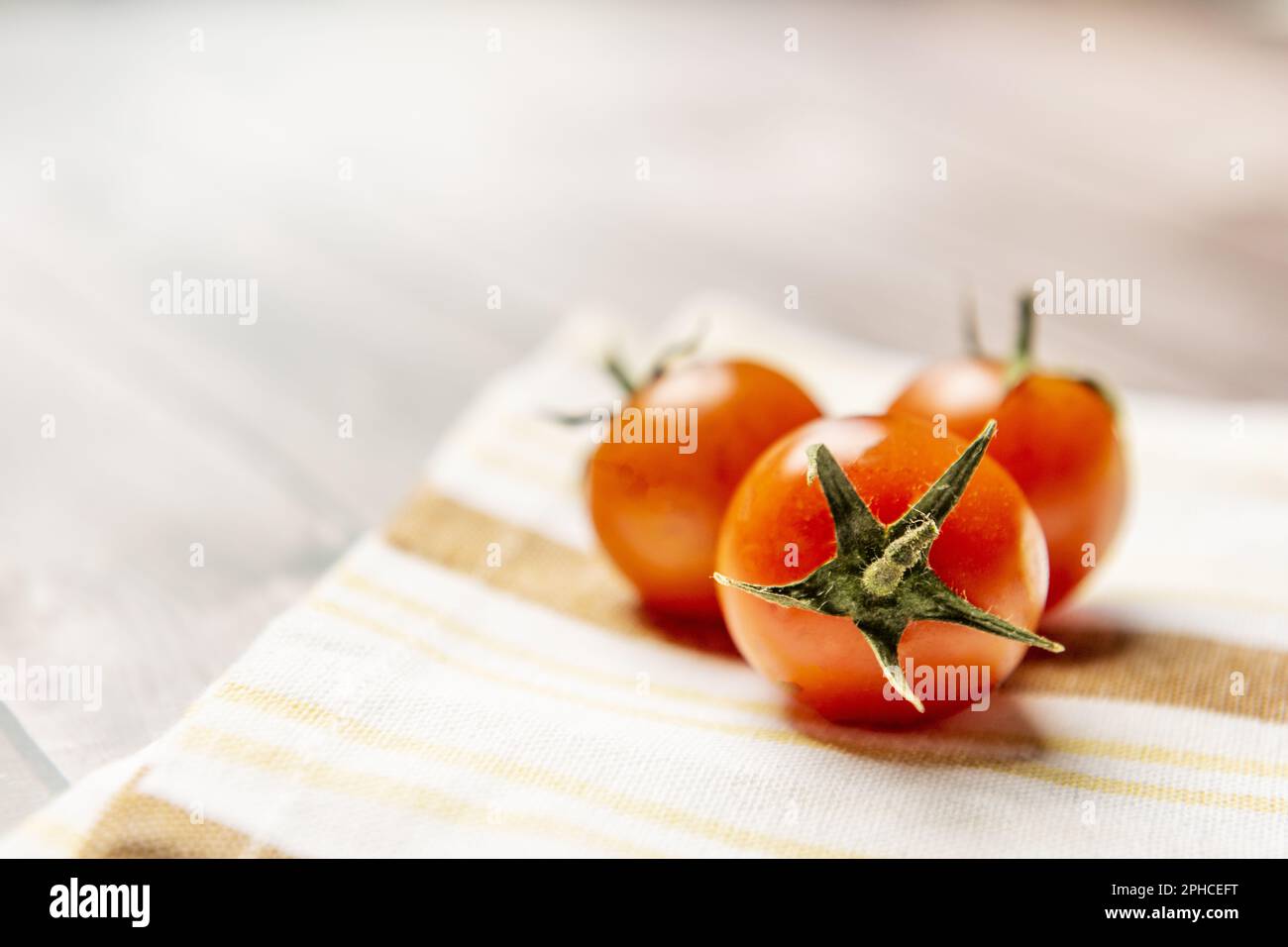 Pomodoro ciliegia, la sua forma può essere sferica o leggermente oblunga. Di solito è rosso, anche se ci sono varietà arancione, giallo, verde e nero Foto Stock