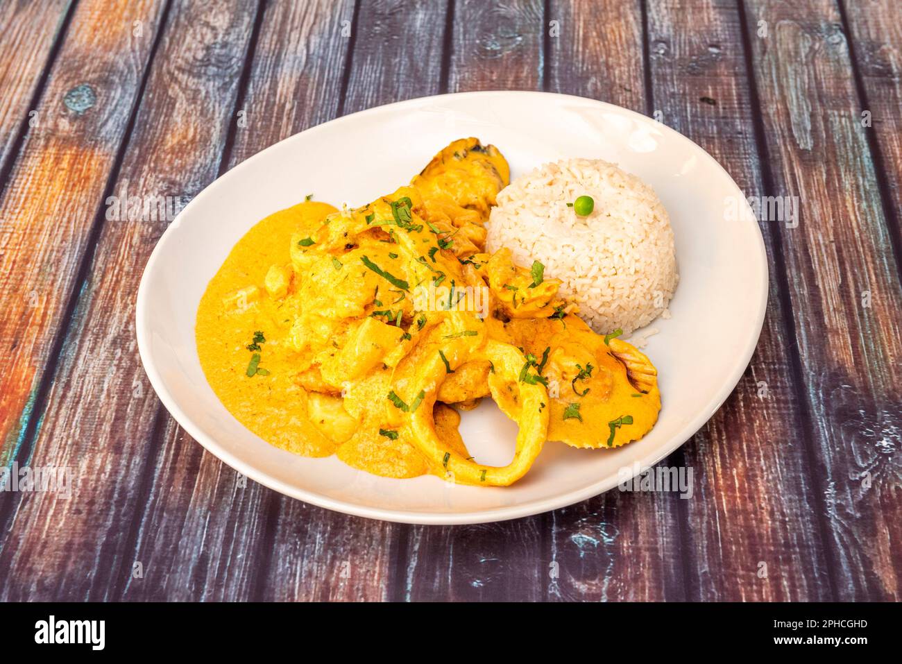 Pescado a lo macho è una ricetta della gastronomia peruviana che viene preparata con una deliziosa salsa di pomodoro, peperoncino e diverse varietà di pesche Foto Stock
