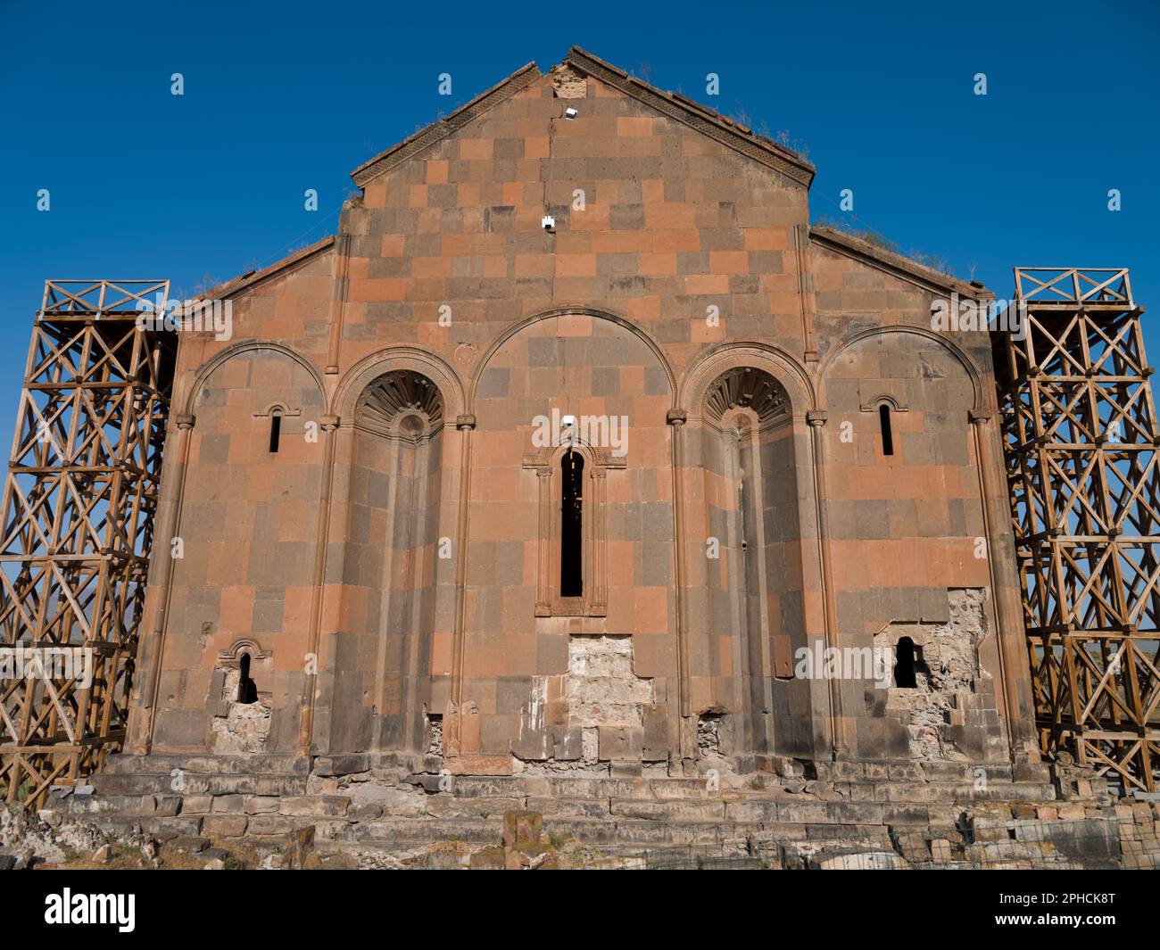 Cattedrale armena nella città di Ani. Vista esterna della Cattedrale di Ani all'alba. . ANI è una città armena medievale in rovina situata nel turco Foto Stock