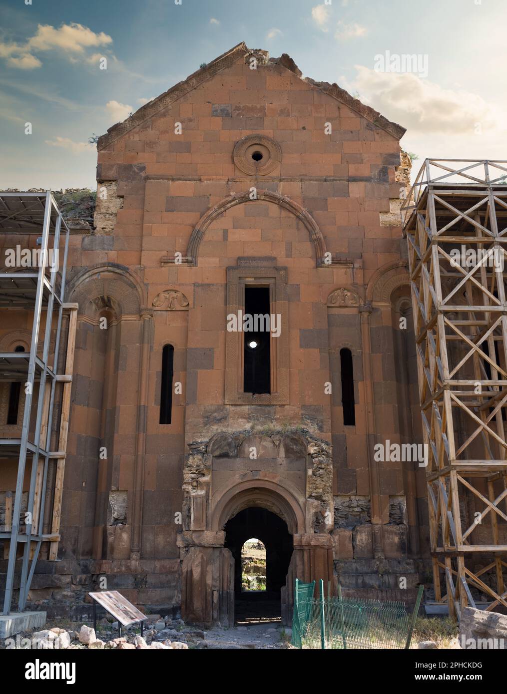 Cattedrale armena nella città di Ani. Vista esterna della Cattedrale di Ani all'alba. . ANI è una città armena medievale in rovina situata nel turco Foto Stock