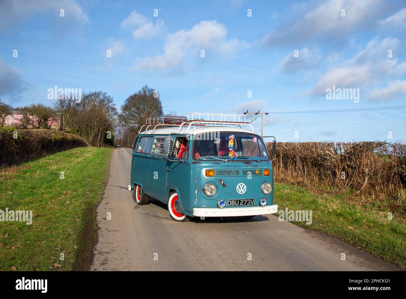 Camper Volkswagen 'Bay Window' parcheggiato su una corsia di campagna vicino a Hoober, South Yorkshire Foto Stock