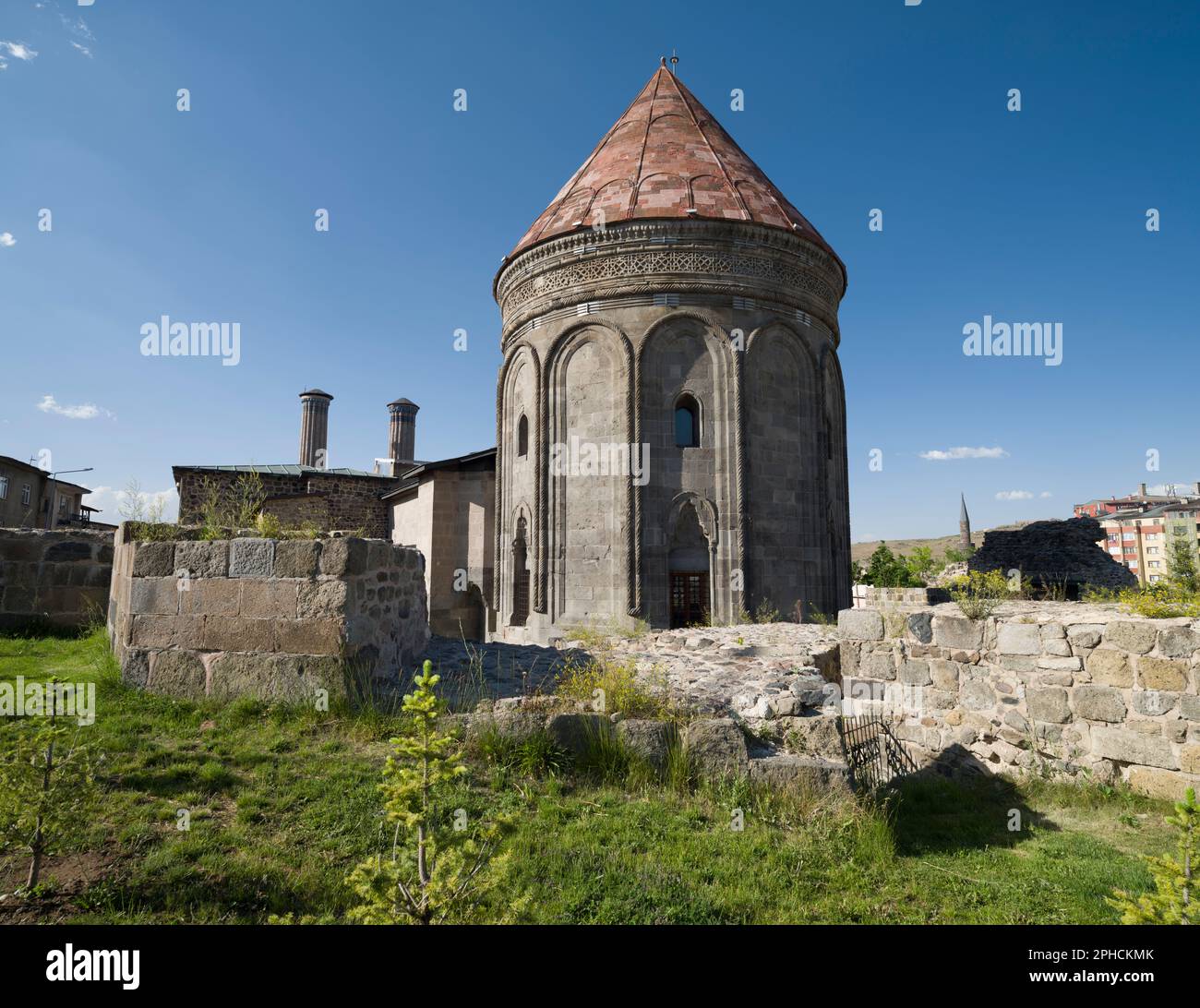 Erzurum cupolas. Doppio Minareto Madrasa cupola.Turchia viaggio. Erzurum, Türkiye Foto Stock