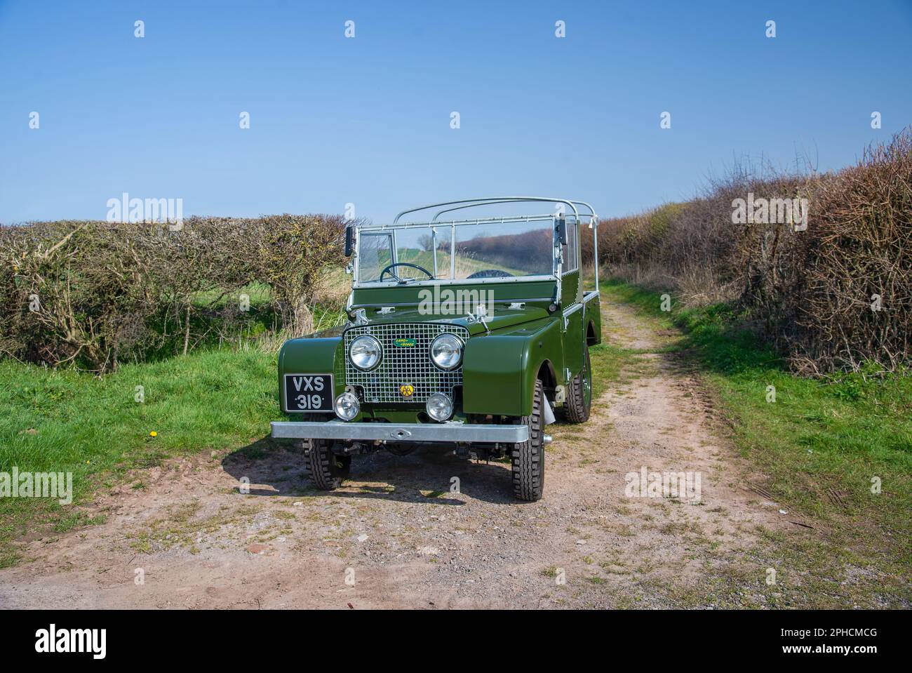 Land Rover Serie uno parcheggiato su un percorso agricolo con file di siepi su entrambi i lati in autunno nel Derbyshire Foto Stock