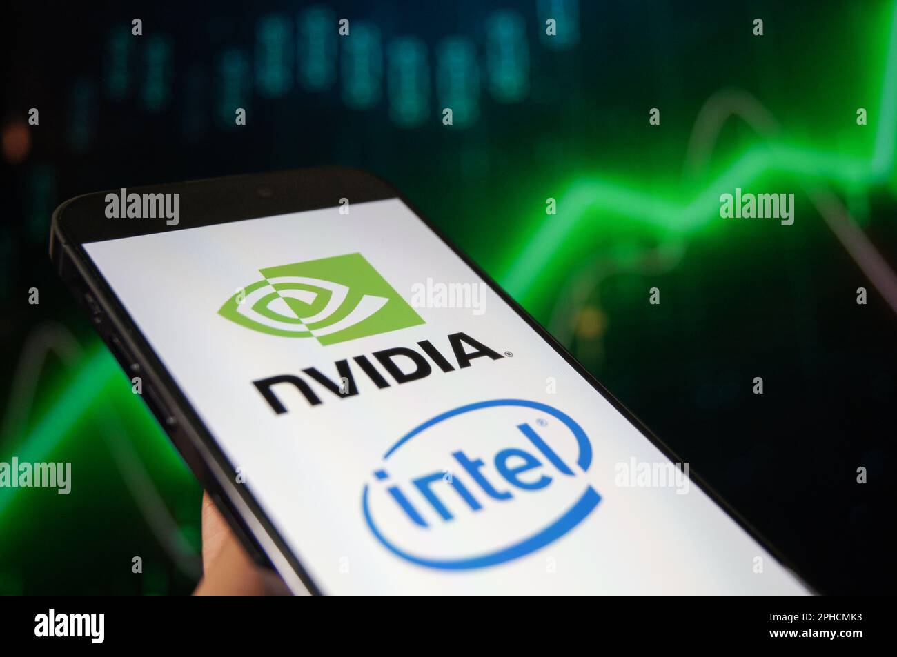 NVIDIA e il logo Intel sullo schermo dello smartphone. sullo sfondo viene visualizzato un grafico a righe controtendenza. Qatar, 27 marzo 2023 Foto Stock