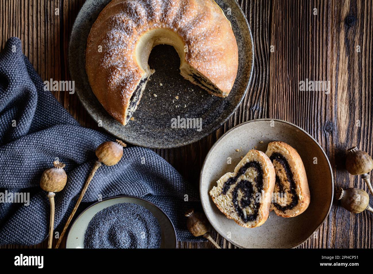 Deliziosa torta di lievito con ripieno di semi di papavero Foto Stock