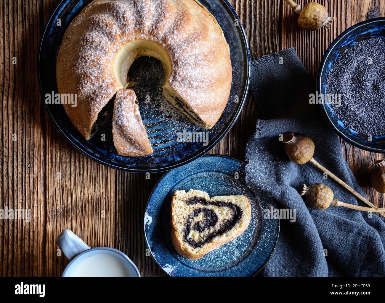 Deliziosa torta di lievito con ripieno di semi di papavero Foto Stock