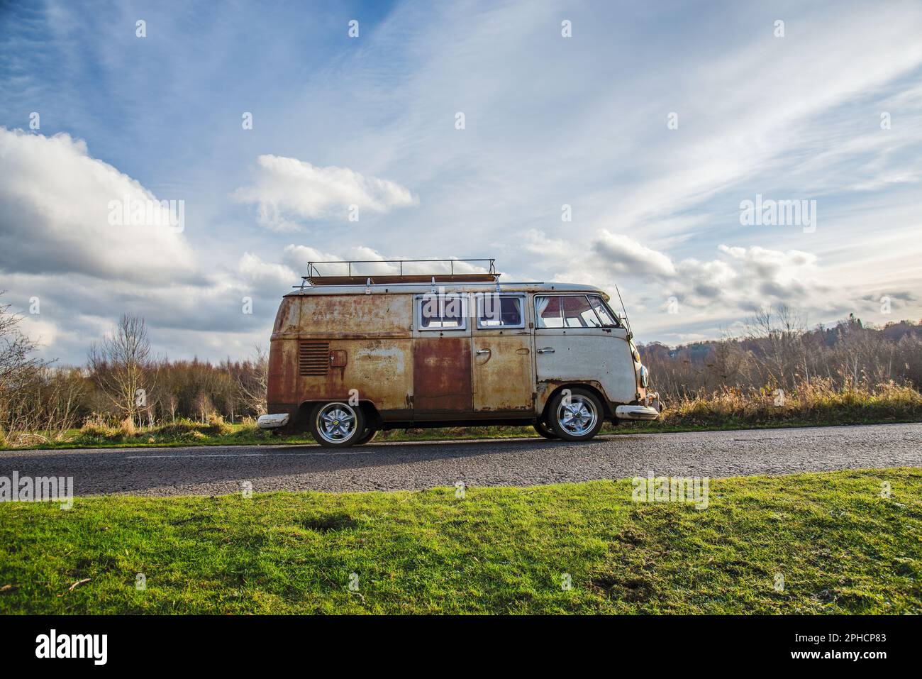 Un microbus Volkswagen "rat Rod", parcheggiato su una corsia di campagna con boschi alle spalle in un giorno d'autunno Foto Stock