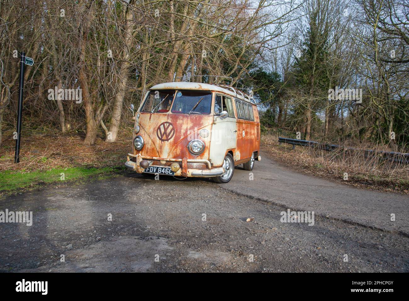 Un microbus Volkswagen "rat Rod" parcheggiato nel bosco in un giorno d'autunno Foto Stock